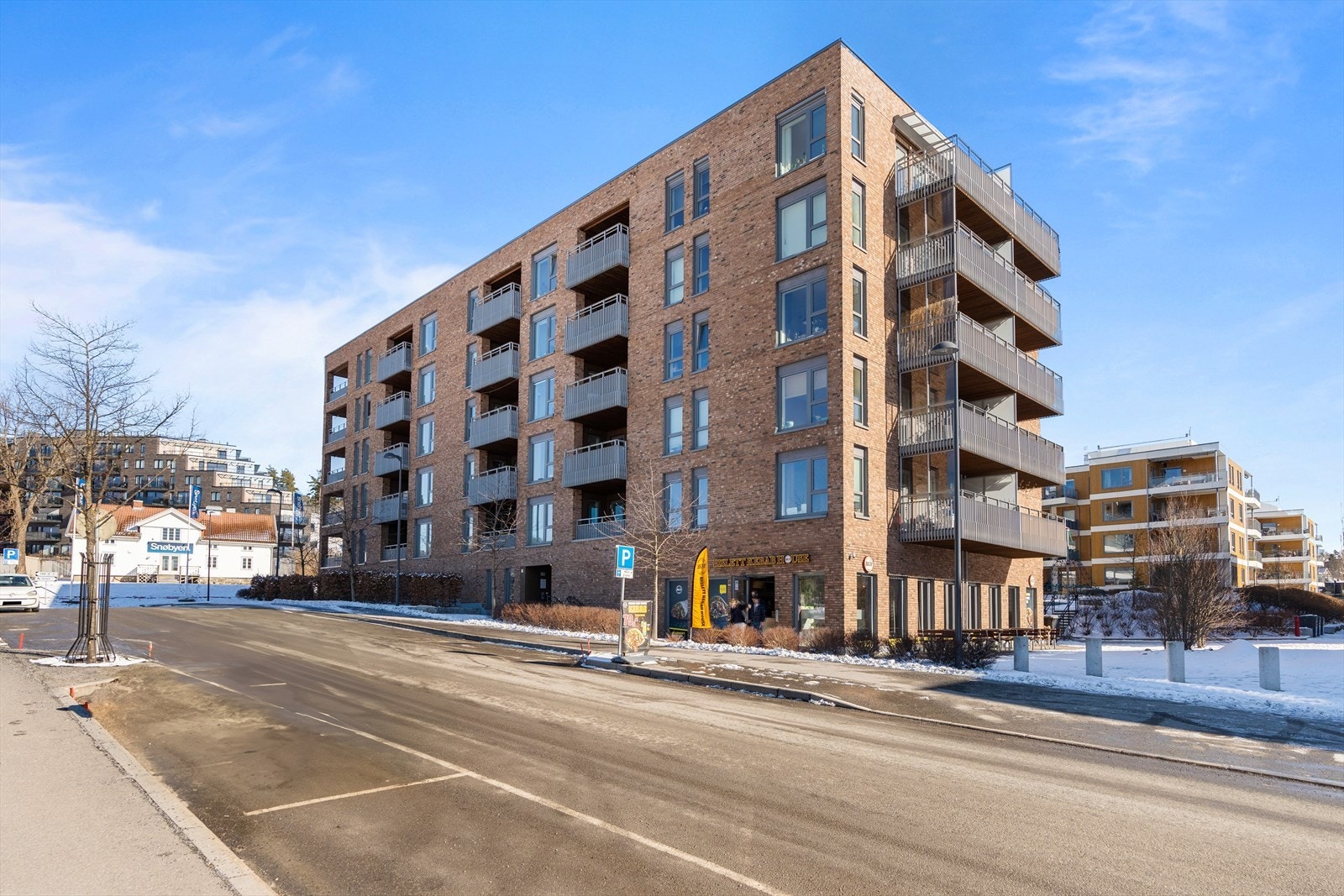 Fasade - bygget har en svært sentral beliggenhet i Lørenskog. Galleribilde