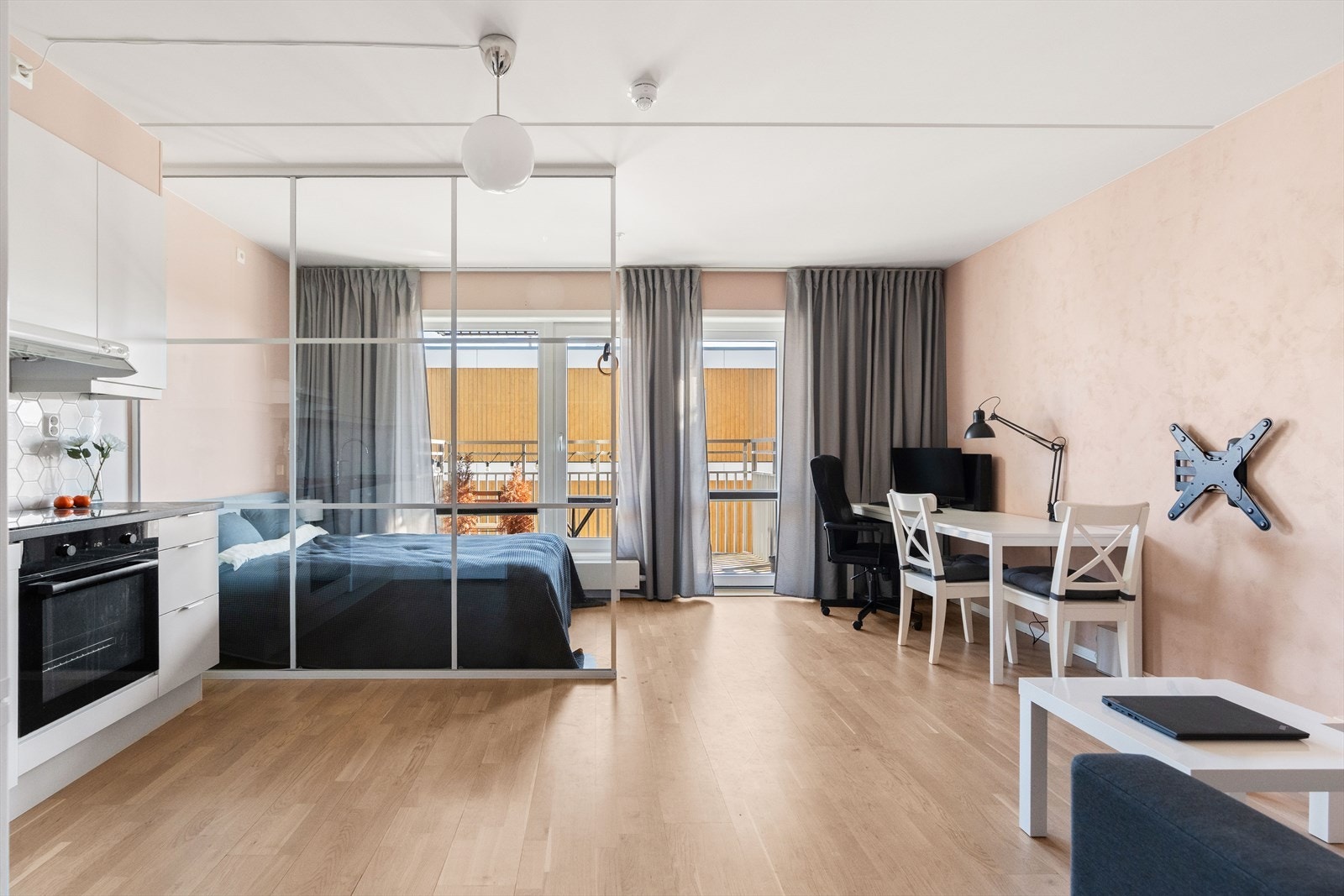 Stue og kjøkken er i åpen og sosial løsning, og det er etablert en alkove bak en glassvegg. Galleribilde