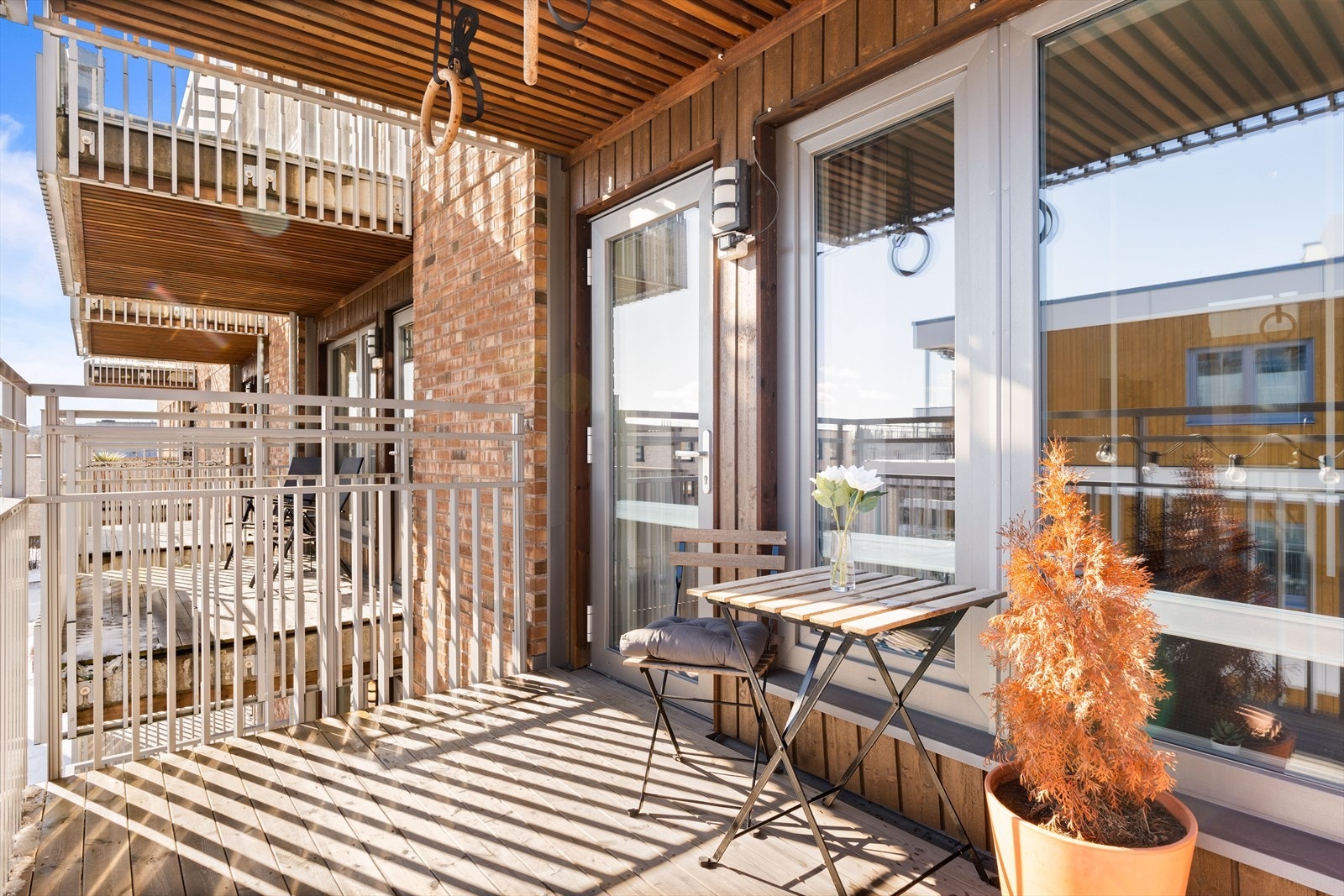 Balkongen blir som en forlengelse av stuen i sommerhalvåret. Galleribilde