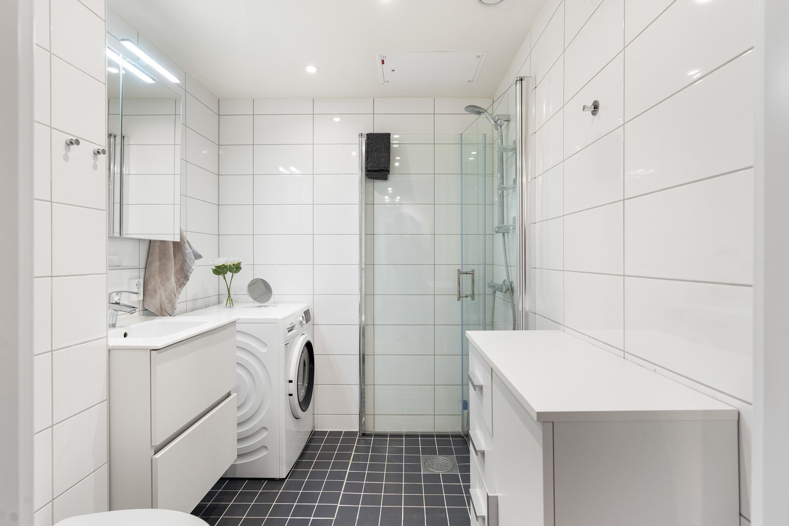 Fra gangen er det inngang til et flislagt baderom. Galleribilde