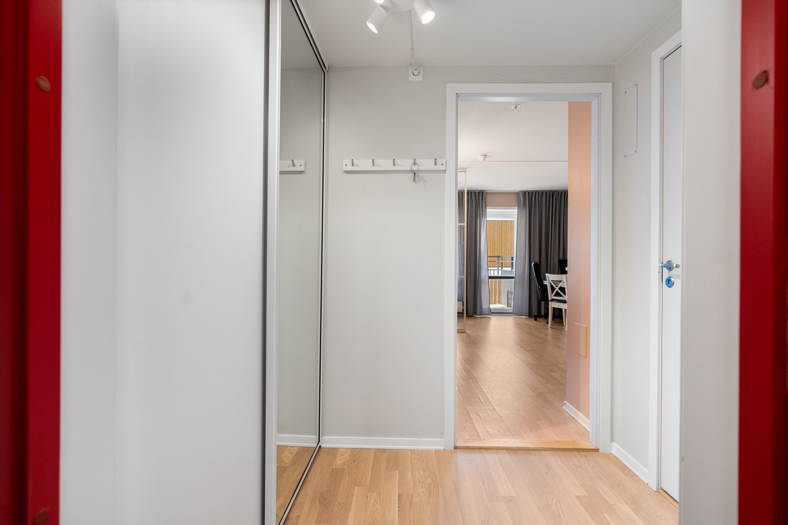 Dørcalling med åpner gjør det enkelt å slippe inn gjester fra bakkeplan. Galleribilde