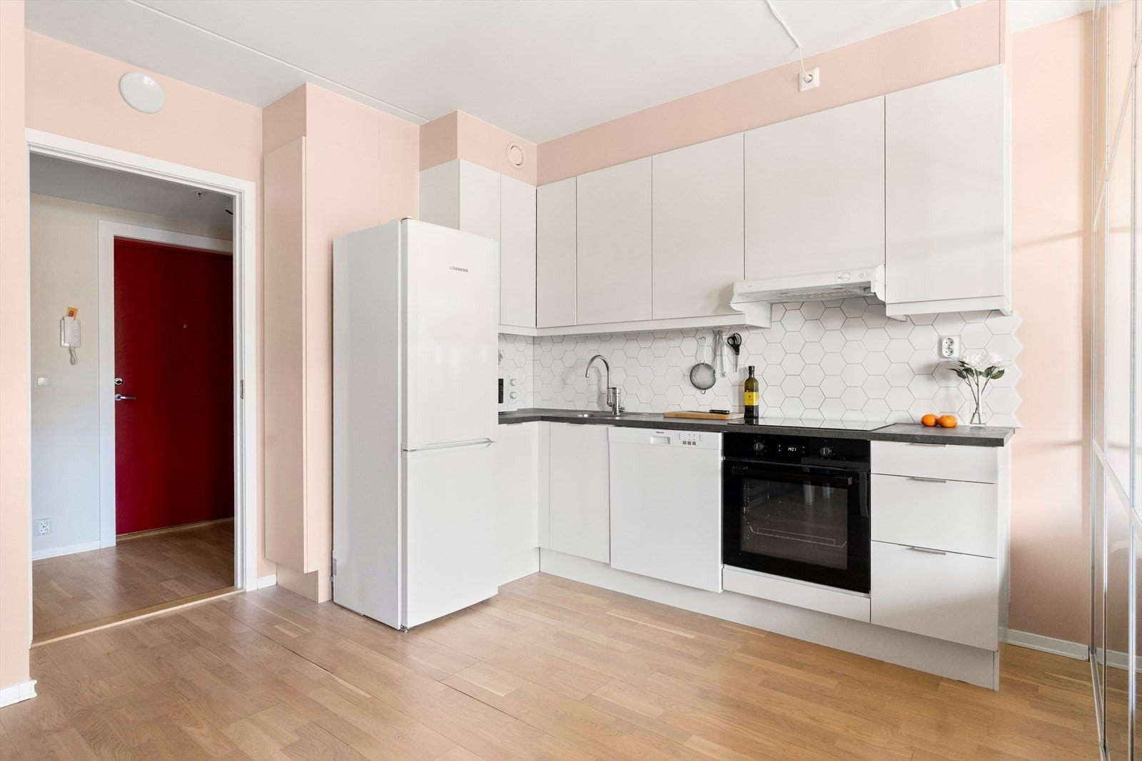 Innredningen har skap med glatte, fabrikklakkerte fronter, samt laminat benkeplate med nedfelt kum i rusfritt stål. Galleribilde