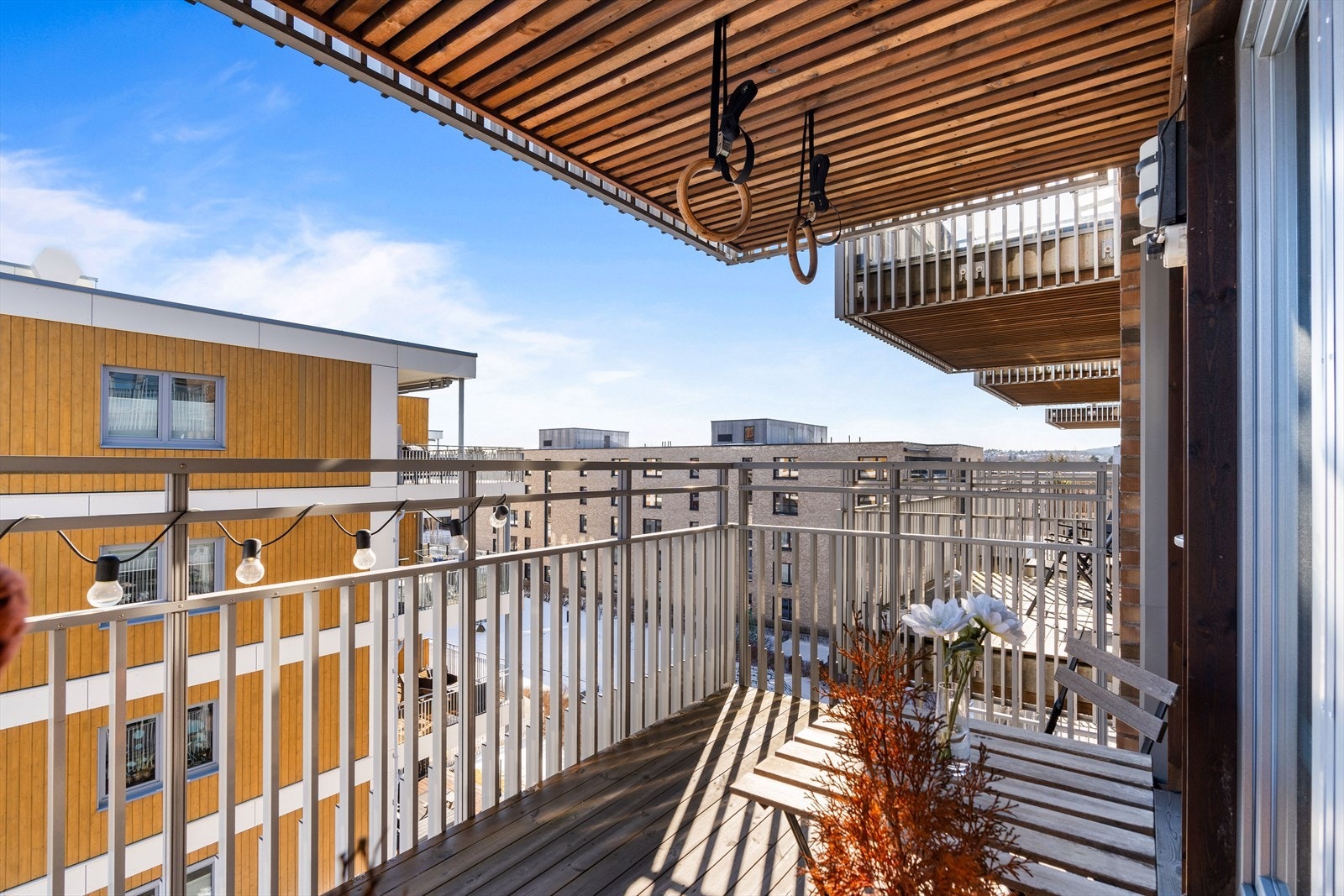 Her ute er det plass til sittegruppe, samt gass-/elektrisk grill. Galleribilde