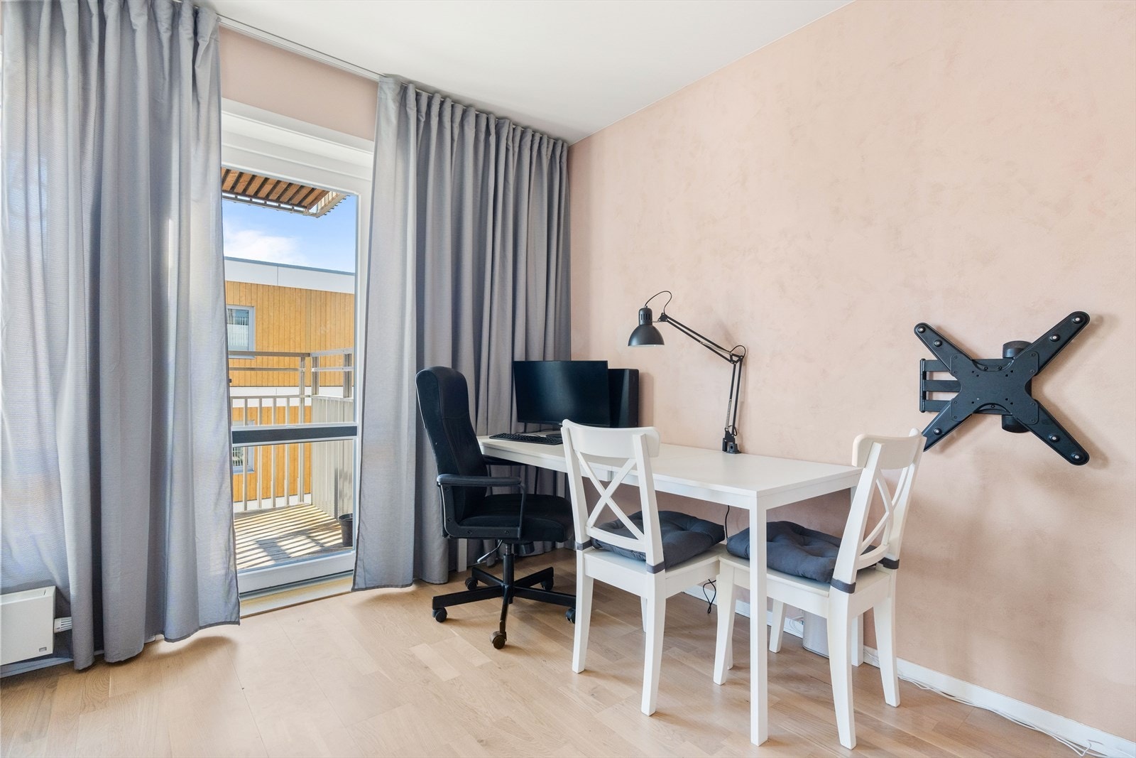 Rommet har store vindusflater som slipper inn rikelig med naturlig lys. Galleribilde