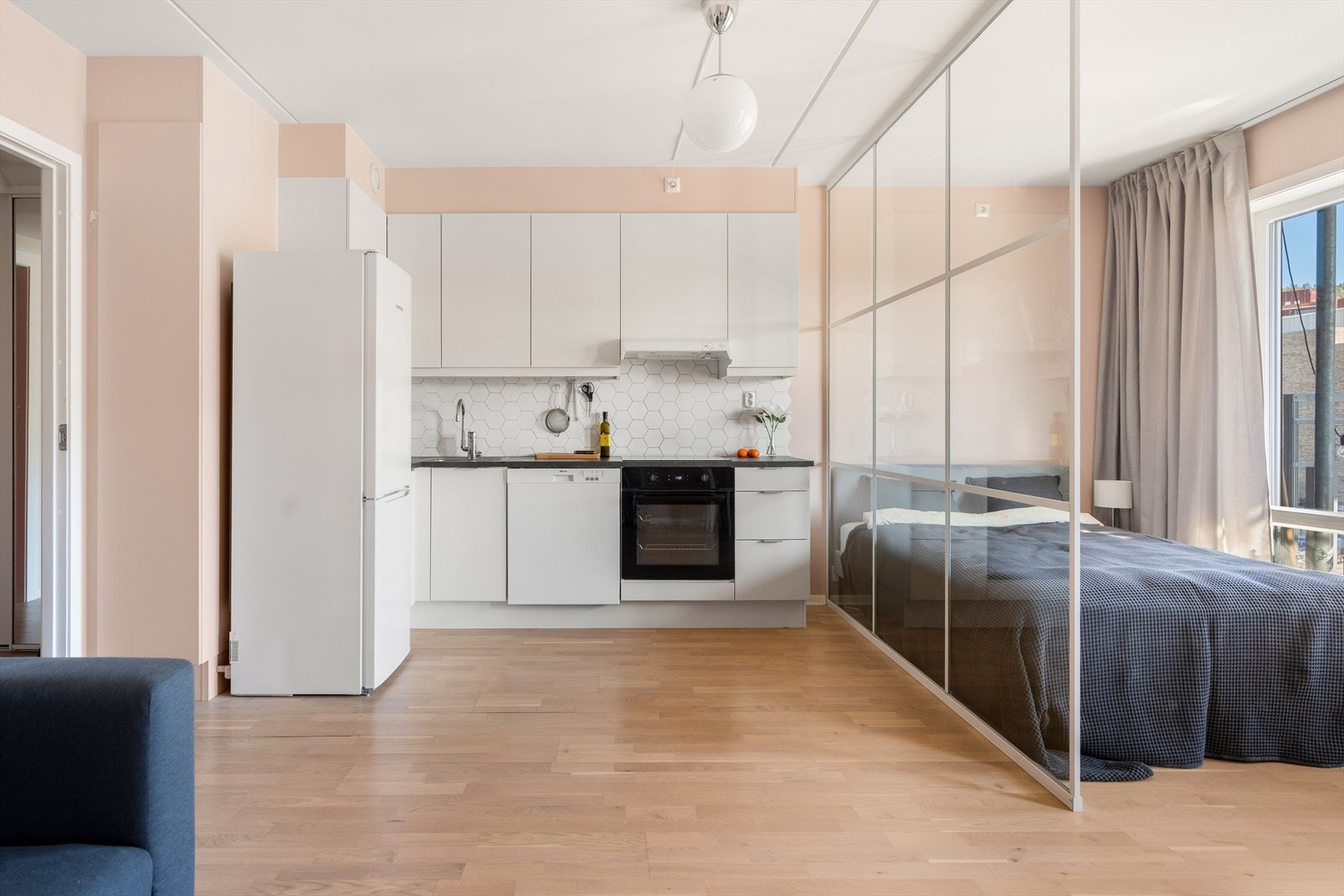 Kjøkkenet er godt utnyttet, og har en moderne HTH-innredning. Galleribilde