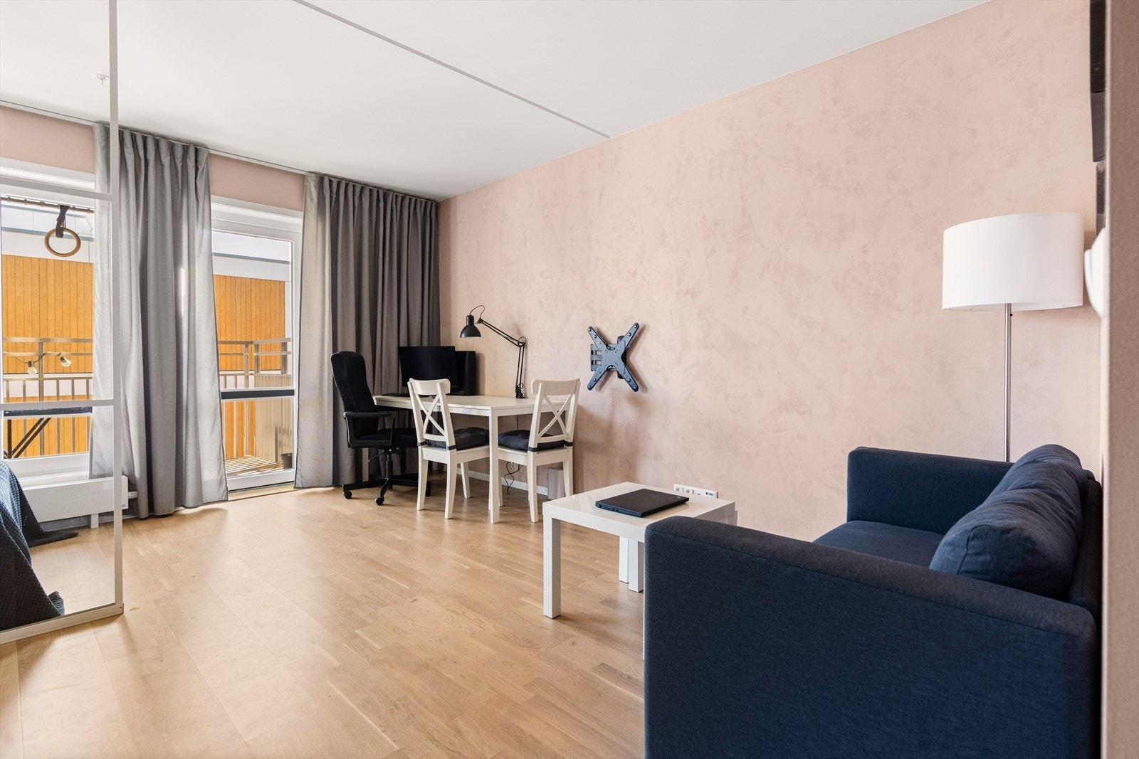 I stuen er det plass til sofa og tv-møbel. I tillegg er det plass til spisebord. Galleribilde