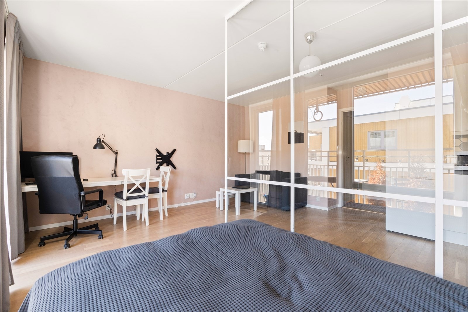 Skilleveggen skaper en fin soneinndeling, samtidig som det slipper lyset inn i hele rommet. Galleribilde