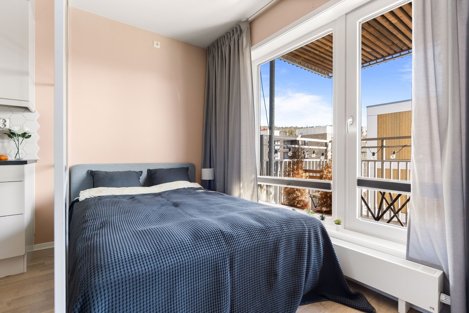 I oppholdsrommet er det montert radiatorer tilkoblet fjernvarme. Galleribilde