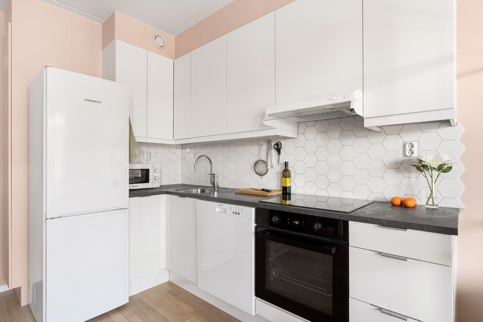 Kjøkkenet har opplegg for oppvaskmaskin, kran, platetopp, stekeovn og frittstående kjøl/fryseskap. Komfyrvakt og aquastop/lekkasjevarsler med sensor og magnetventil er installert. Galleribilde