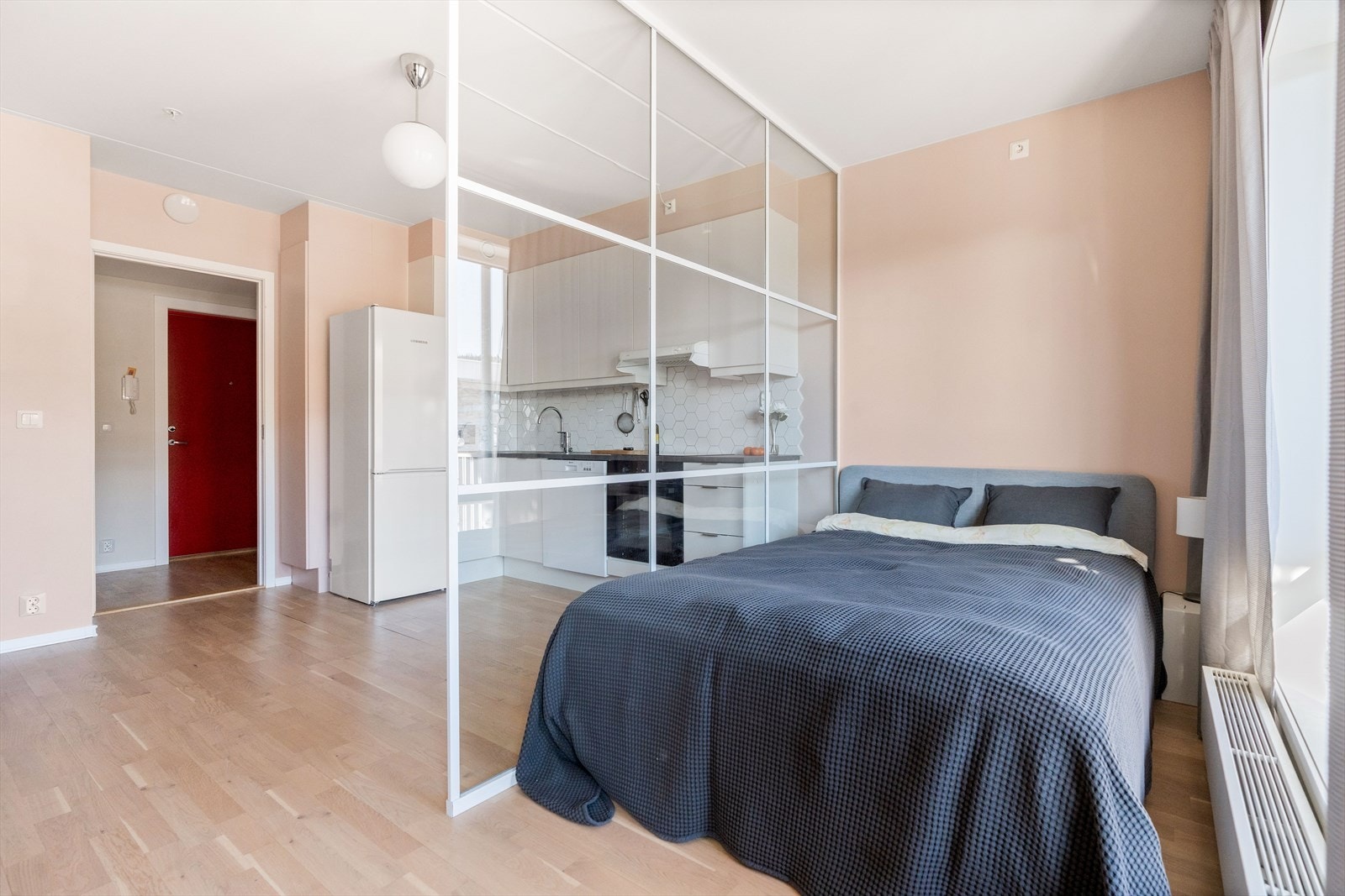 I alkoven er det plass til dobbeltseng, samt et lite nattbord. Galleribilde