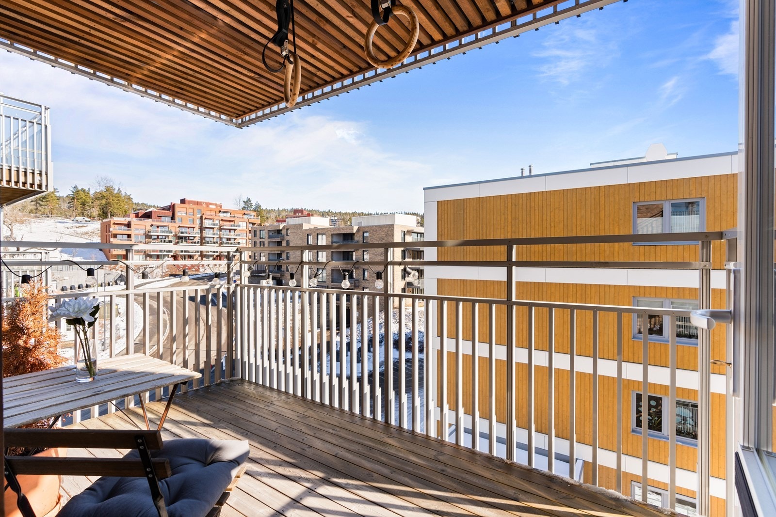 Fra stuen er det utgang til en herlig balkong. Galleribilde