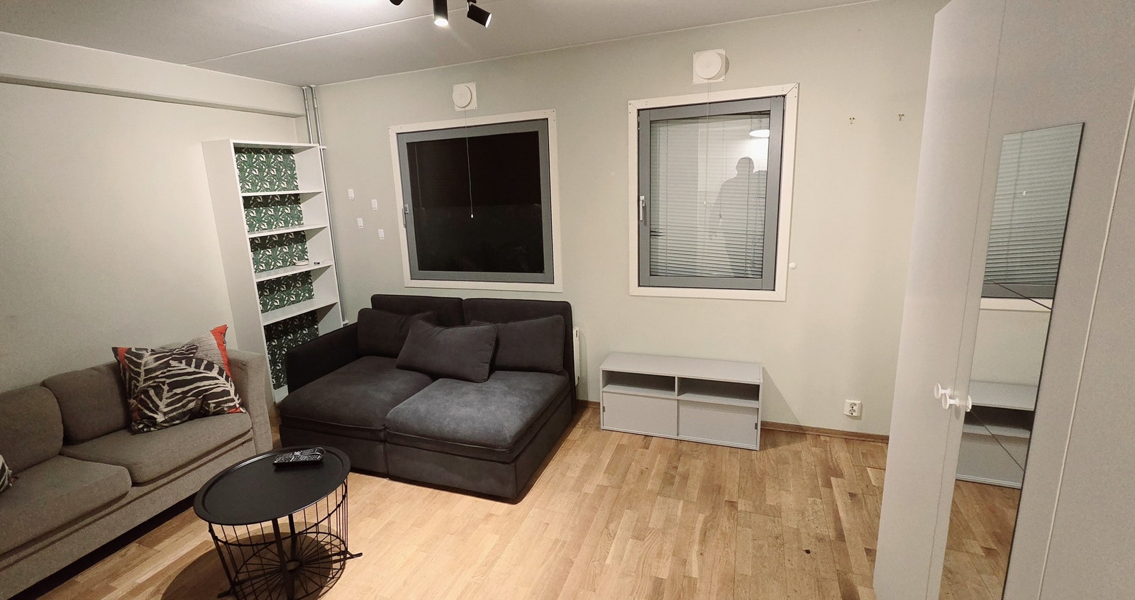 Det er plass til sittegruppe og sovesofa. Det medfølger garderobeløsning. Galleribilde