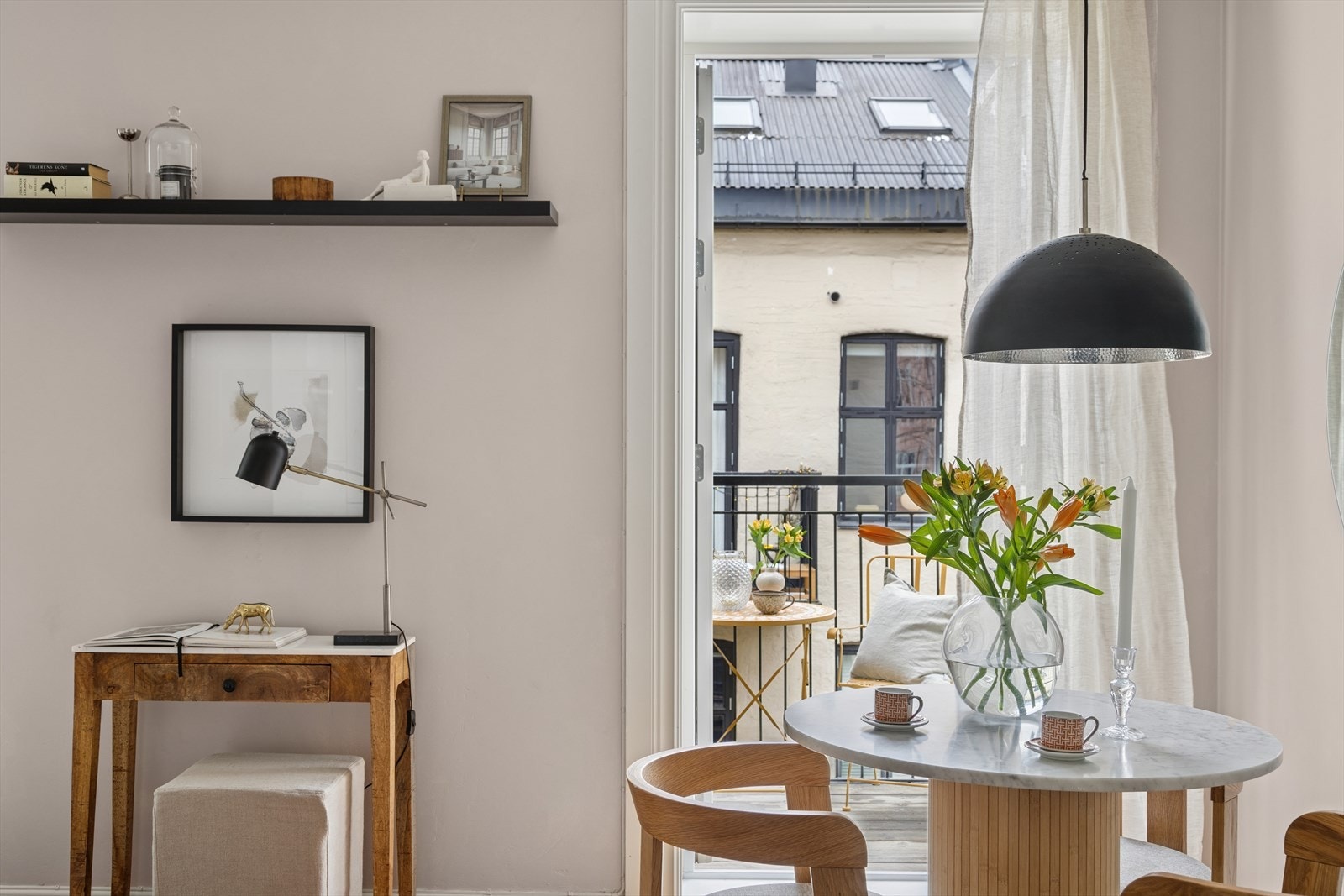 Leiligheten oppleves som lys og luftig med god takhøyde på ca. 2,7 m. Galleribilde