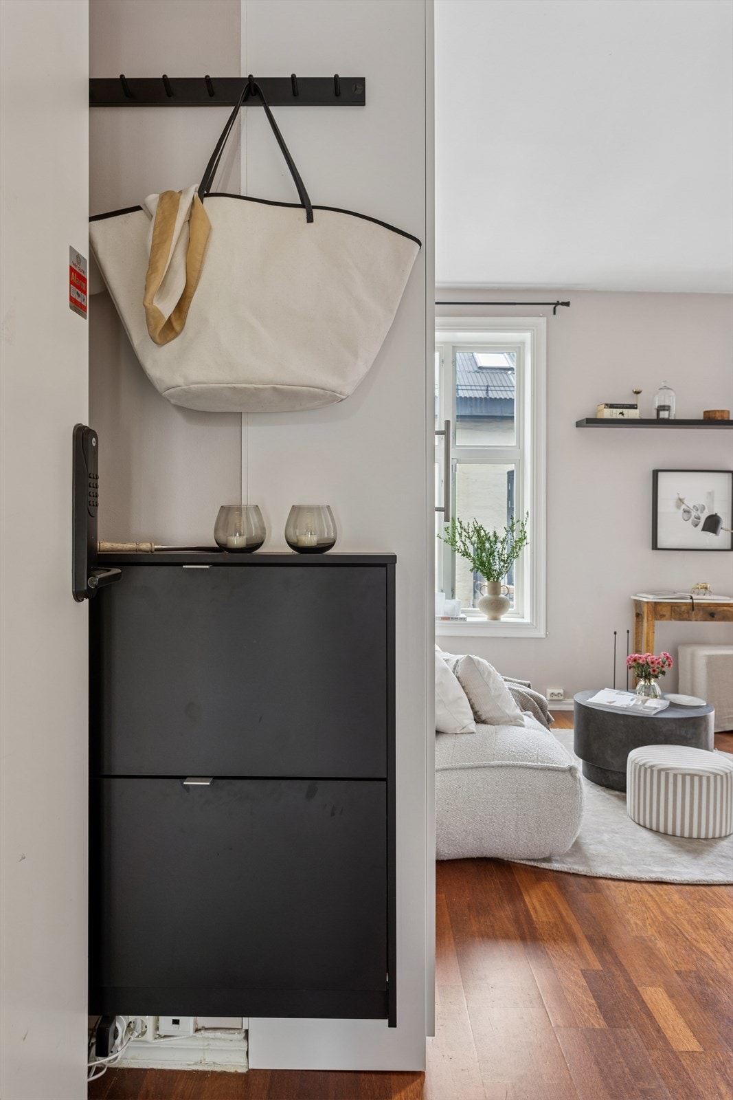 Velkommen inn i en lys og innbydende entre. Her er det plass til å henge fra seg yttertøy og sko. Galleribilde