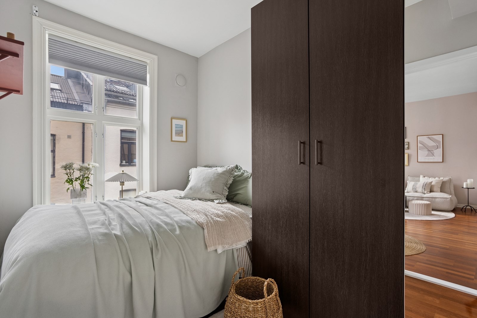 Soverommet er malt i tidsriktige farger og har plass til seng og skap for oppbevaring. Galleribilde