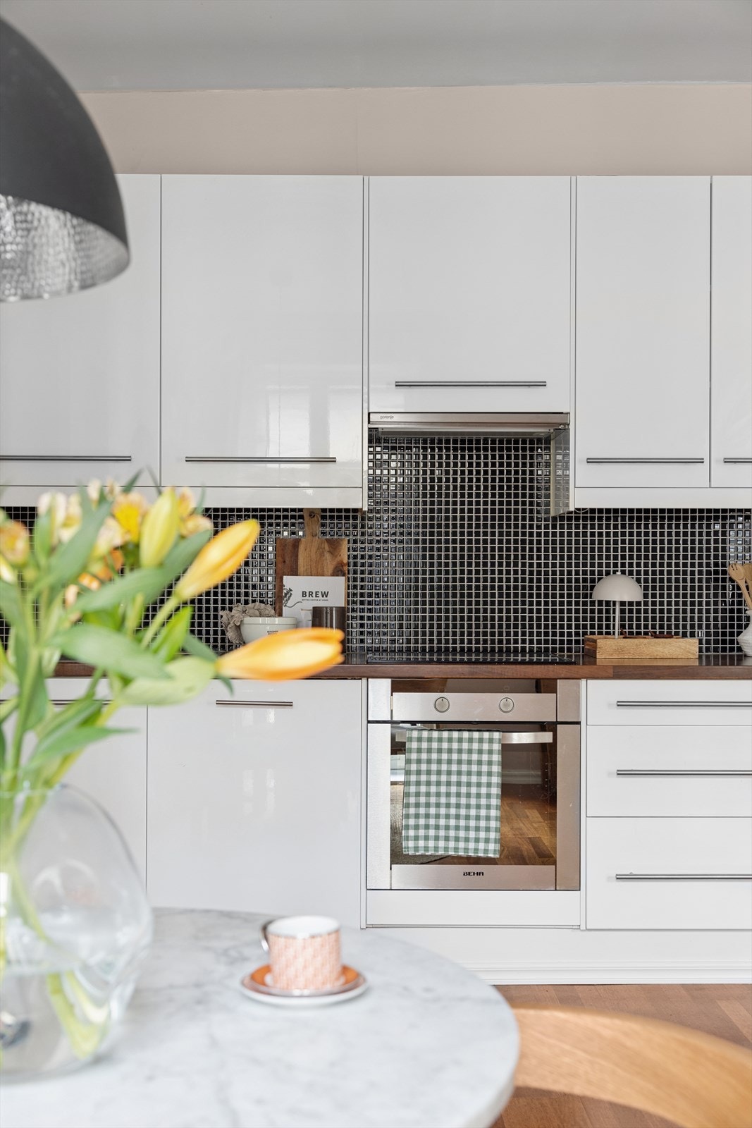 Leiligheten har en åpen stue- og kjøkkenløsning - perfekt for sosiale sammenkomster! Galleribilde