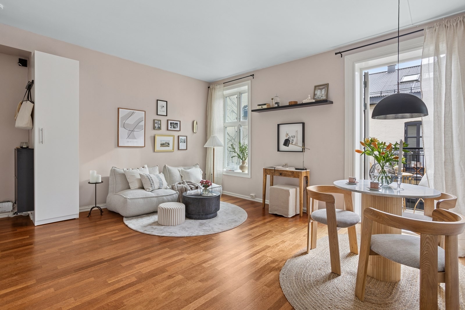 Det er god plass til både spisebord og sofagruppe. Galleribilde