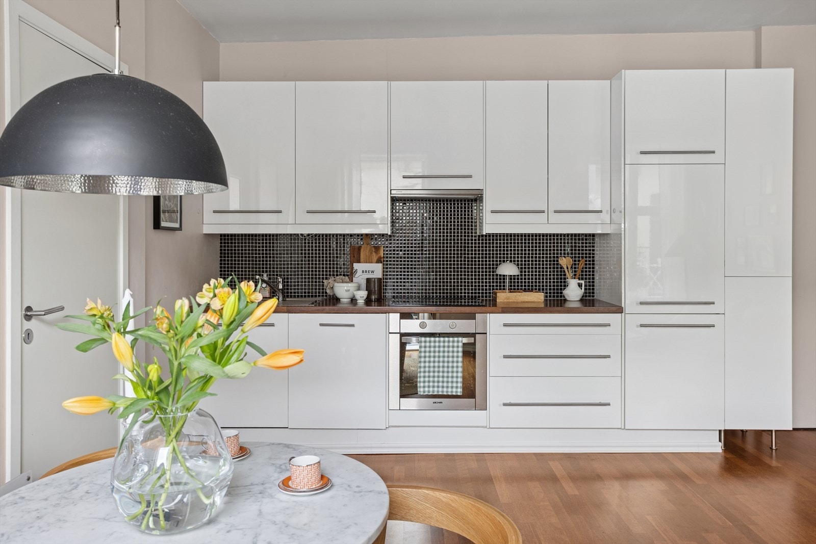 God skap- og benkeplass på kjøkken! Galleribilde