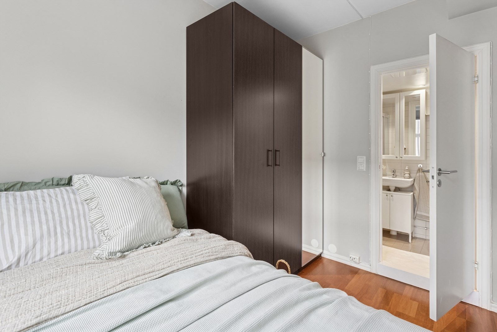 Fra soverommet har du inngang til baderommet. Galleribilde