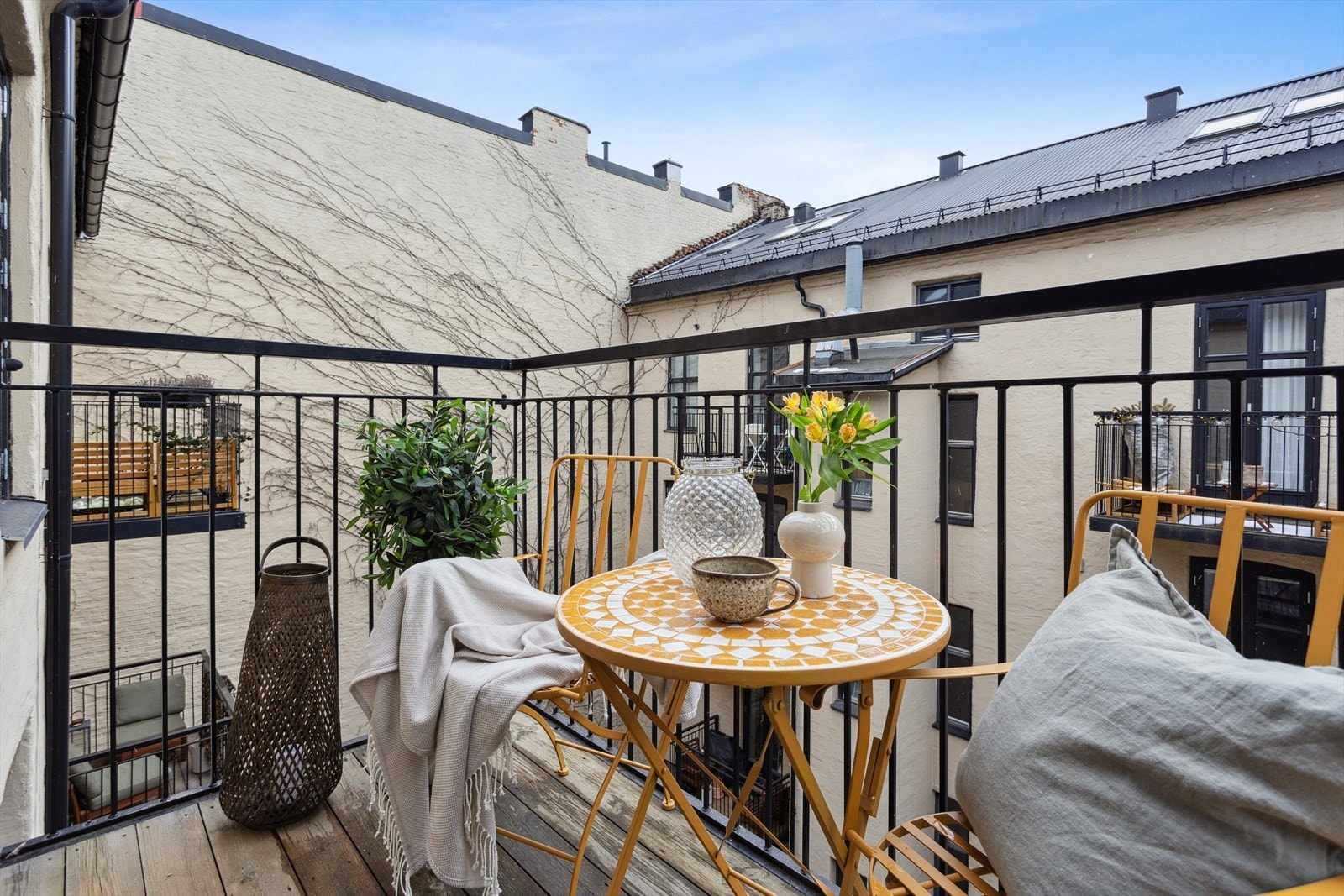 Balkongen har gode solforhold og er på ca 3 kvm med plass til utemøbler. Galleribilde