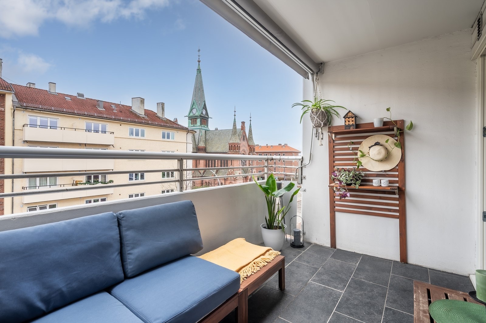 På vår- og sommerstid er balkongen som en forlengelse av stuen. Galleribilde