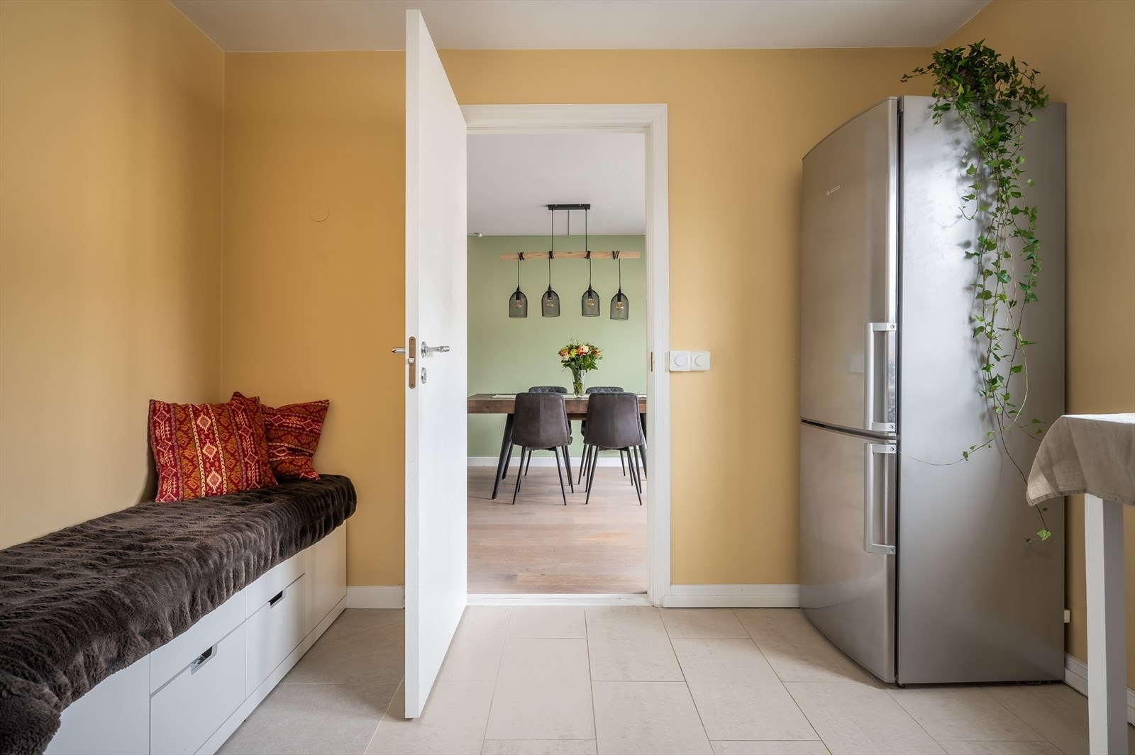 Det er plass til et lite spisebord på kjøkkenet. Galleribilde