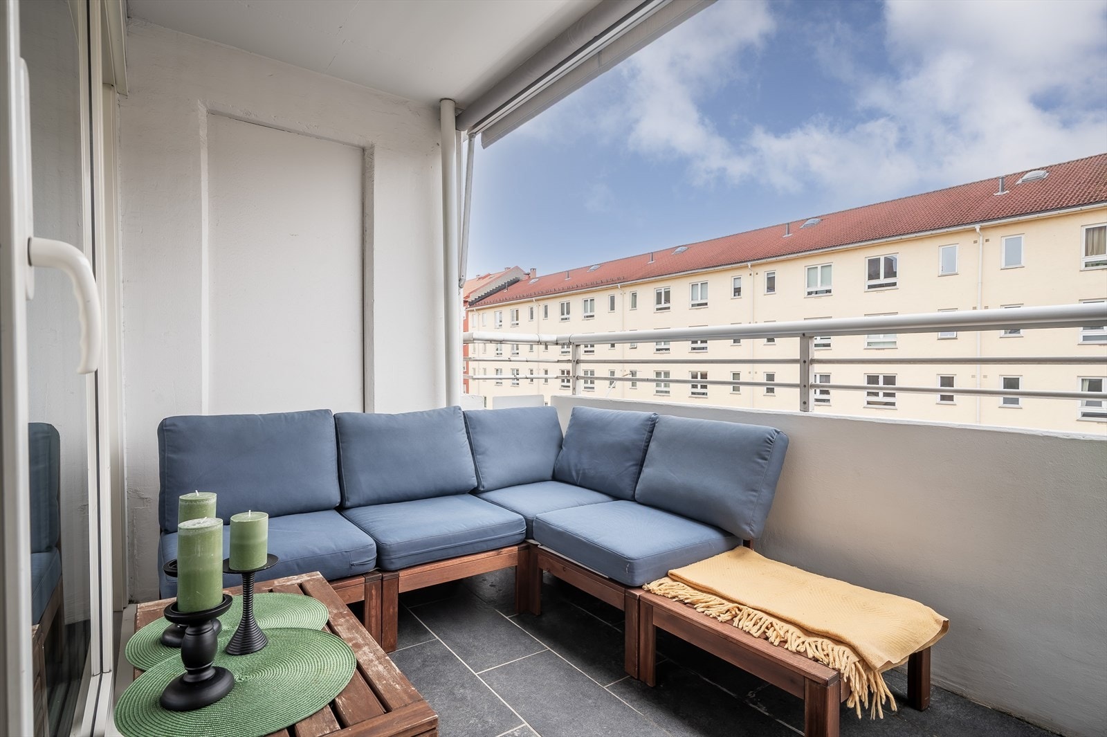 Fra stuen er det utgang til en balkong på 7 m² med god plass til utemøblement og grill. Galleribilde