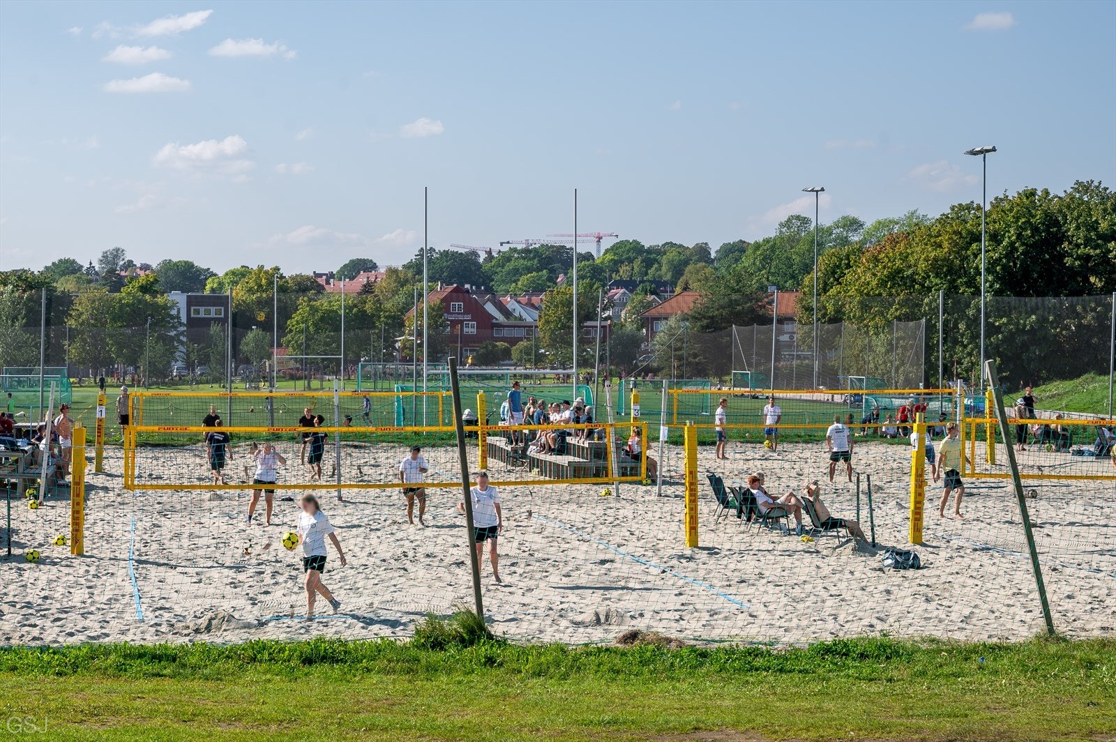 Voldsløkka er et stort område i Oslo med lekeplass, idrettshall, fotballbane, volleyballbane, tennisbane og mye mer. Galleribilde