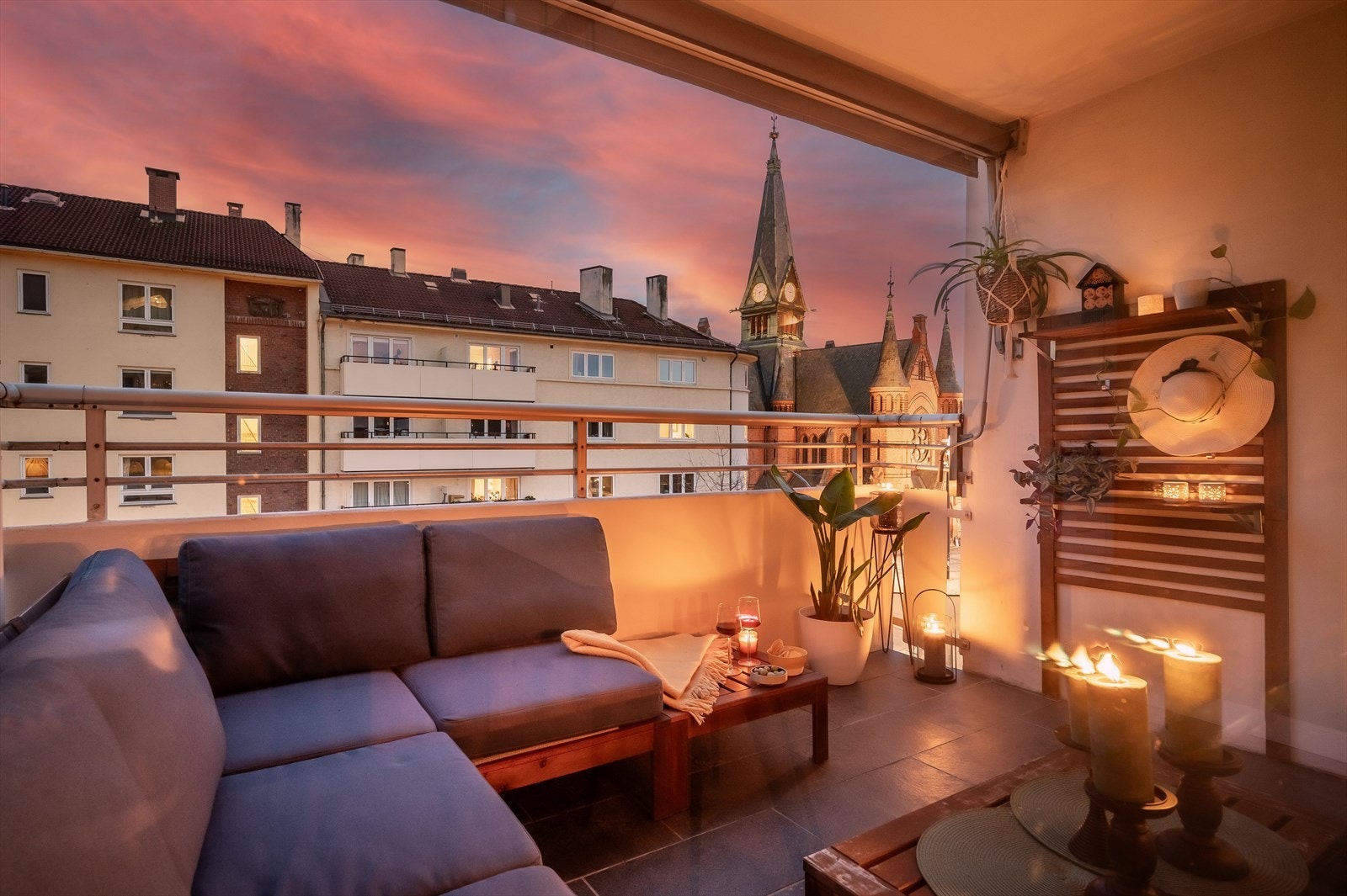 Romslig balkong med fin utsikt mot Sagene kirke. Galleribilde