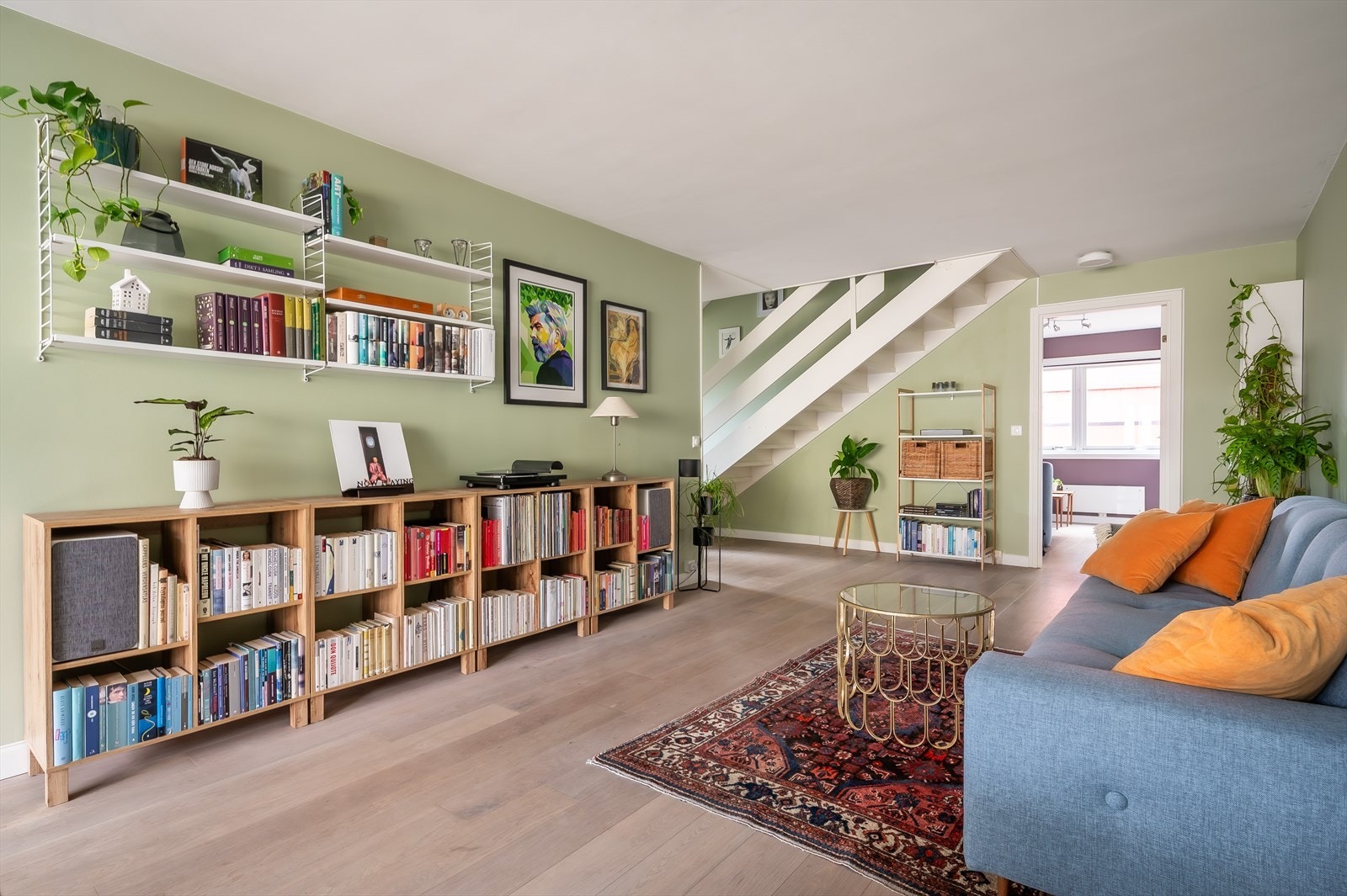 Veggene er malt i delikate farger og på gulvet et det laminatgulv. Galleribilde