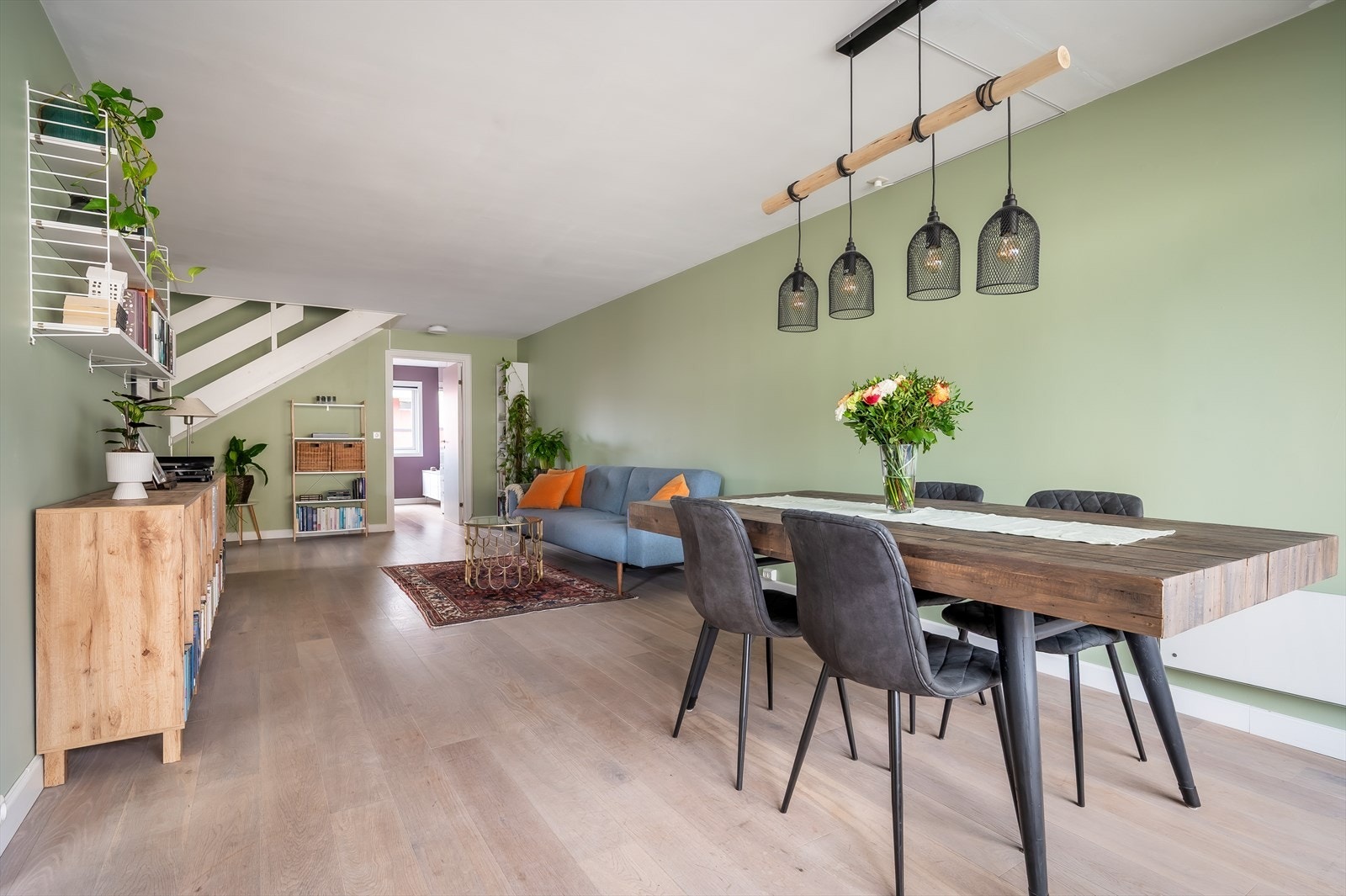 God plass til et stort spisebord. Galleribilde