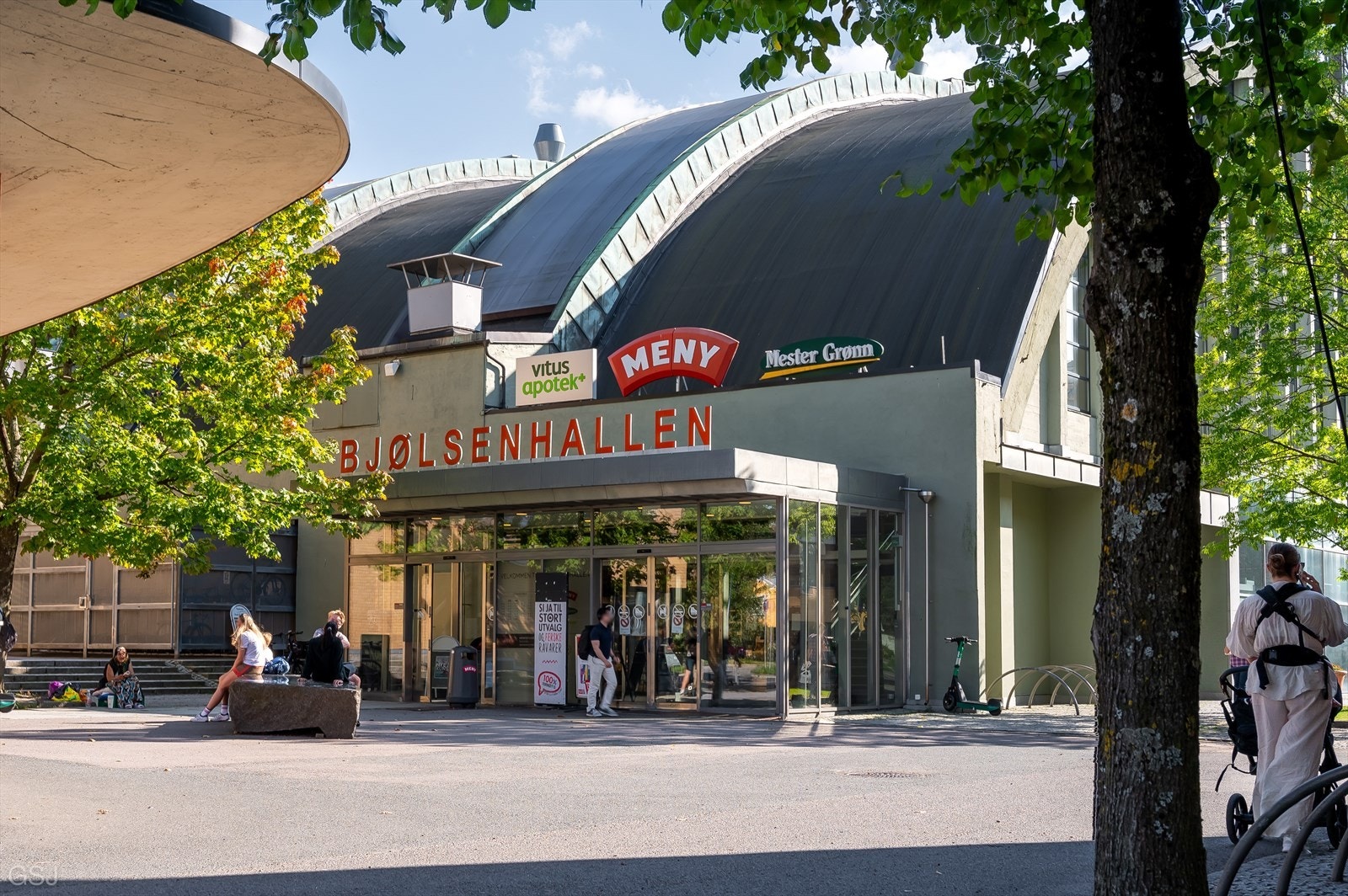 En kort sparertur fra boligen finner du godt utvalg av flere dagligvarebutikker. Galleribilde