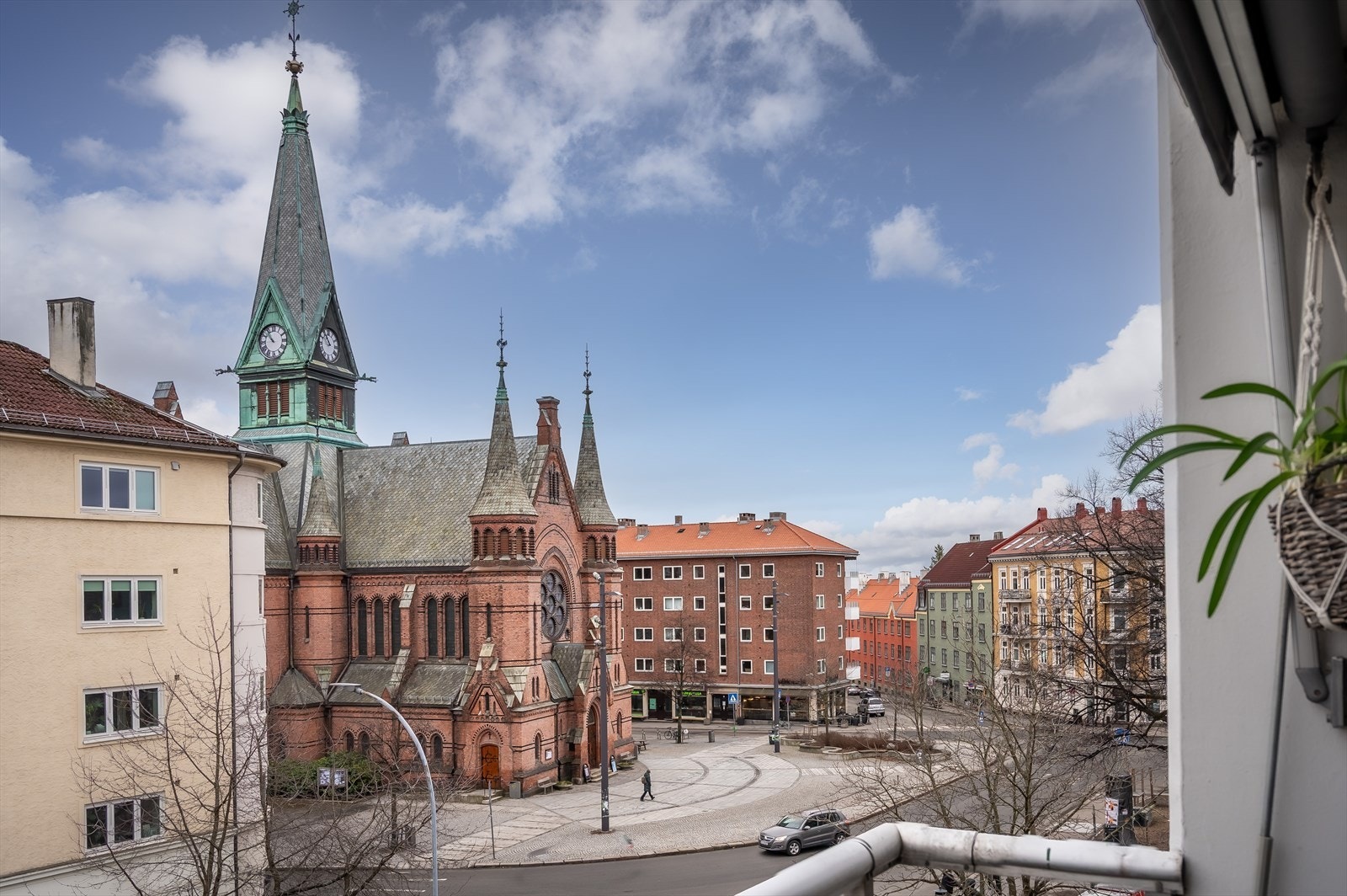 Balkongen har en fin utsikt mot Sagene kirke. Galleribilde