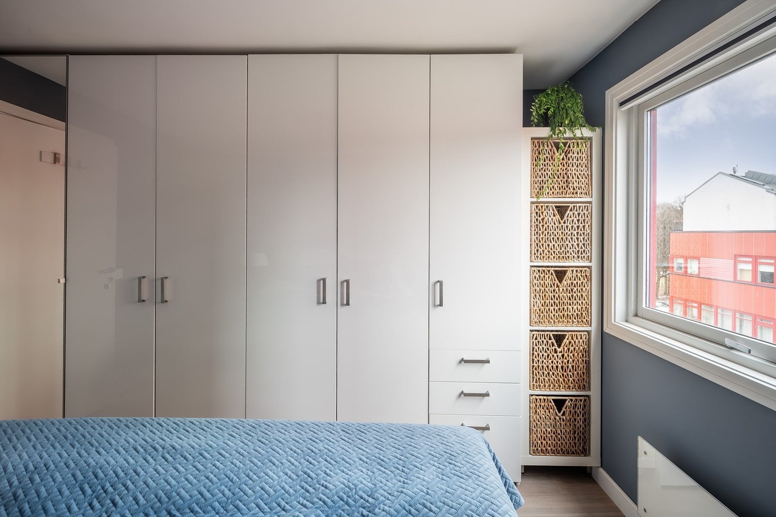 Godt med oppbevaringsplass i stort garderobeskap. Galleribilde