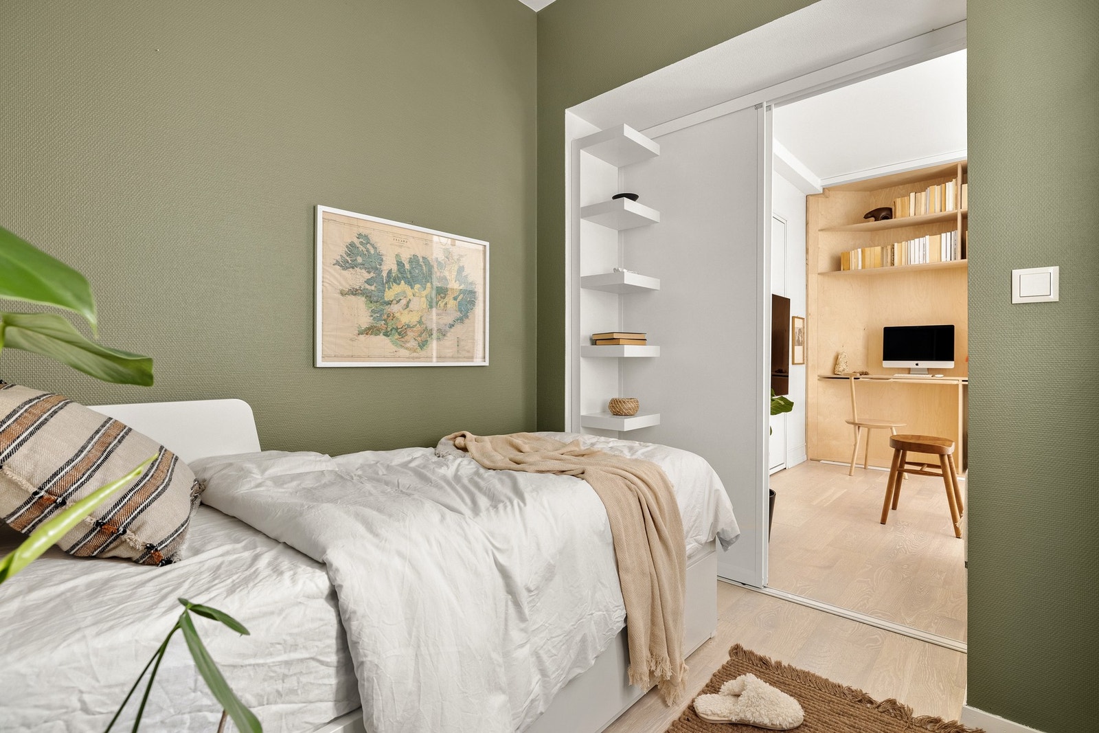 Det er store og fine vinduer som gir en luftig romfølelse. Galleribilde