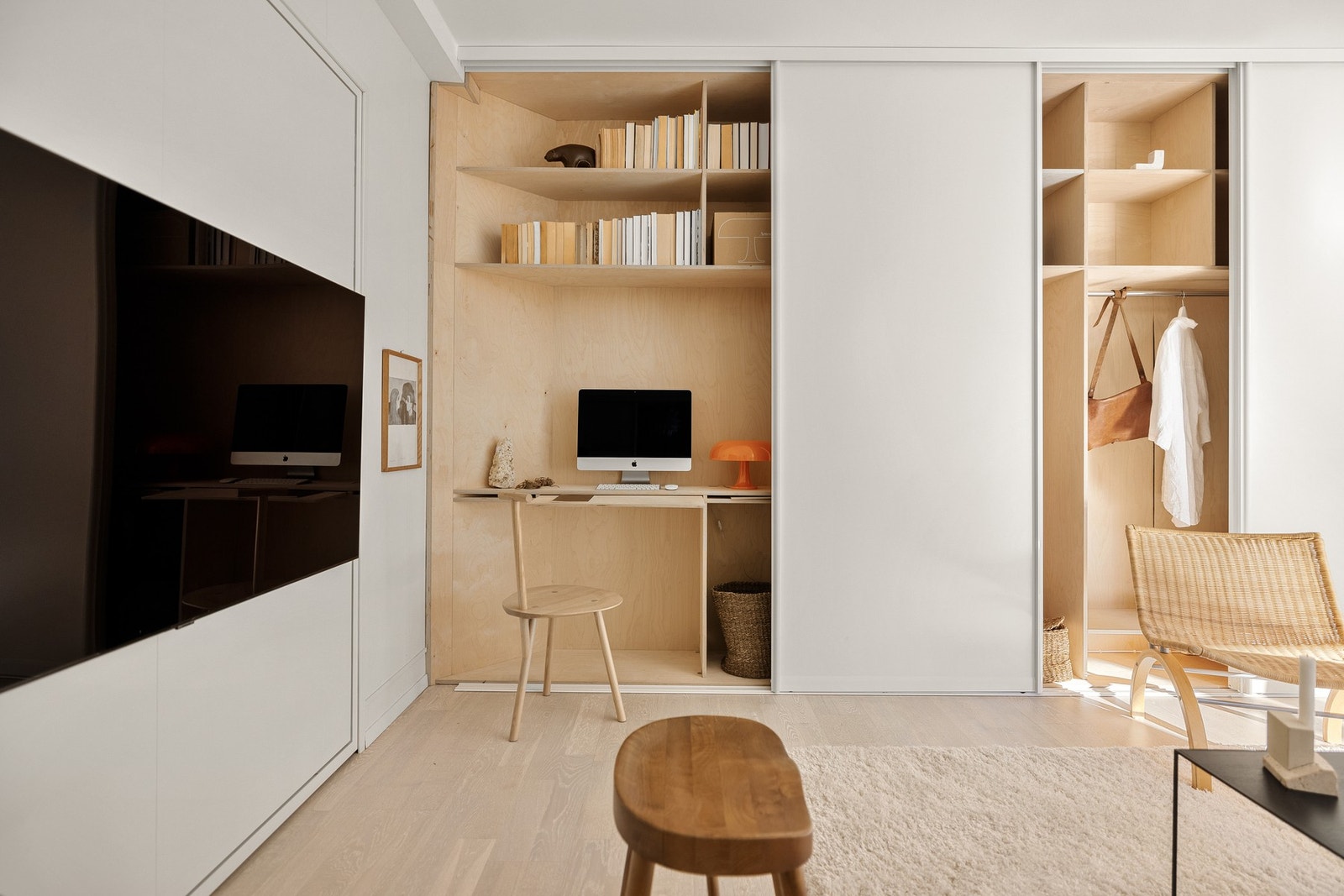 Her er det plassbygde møbler og løsninger som gjør at stuens areal er utnyttet til det fulle! Galleribilde