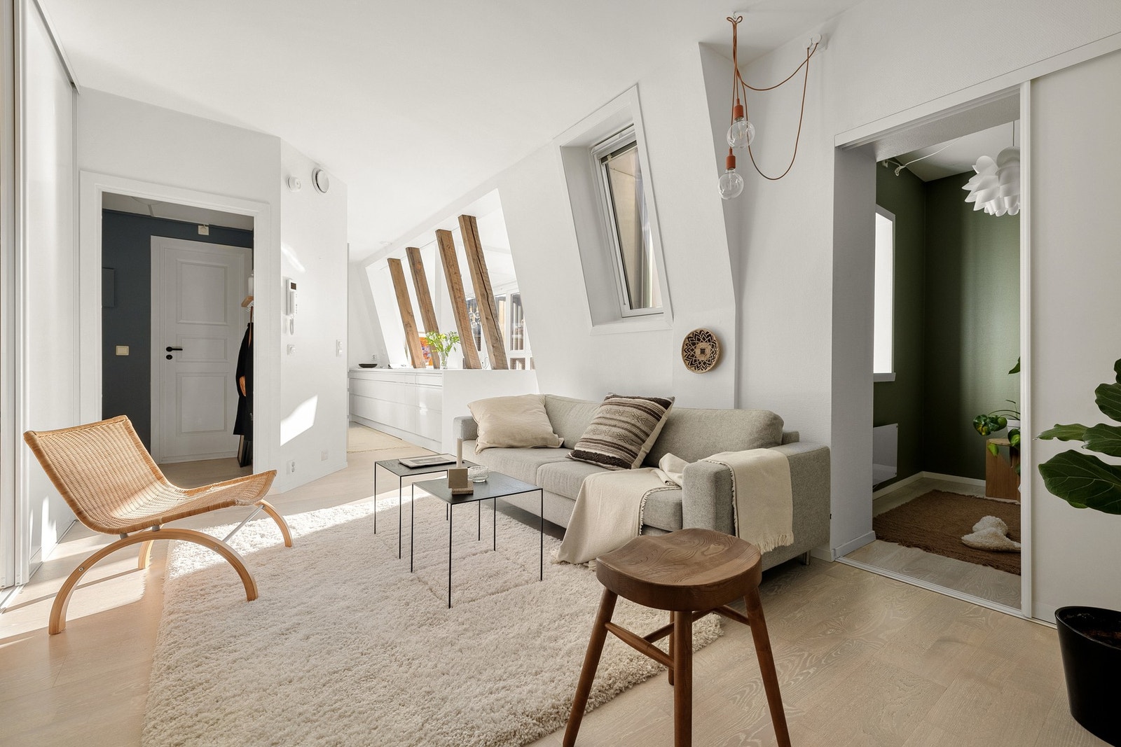 Videre kommer vi inn til hjertet av boligen, nemlig stuen. Galleribilde