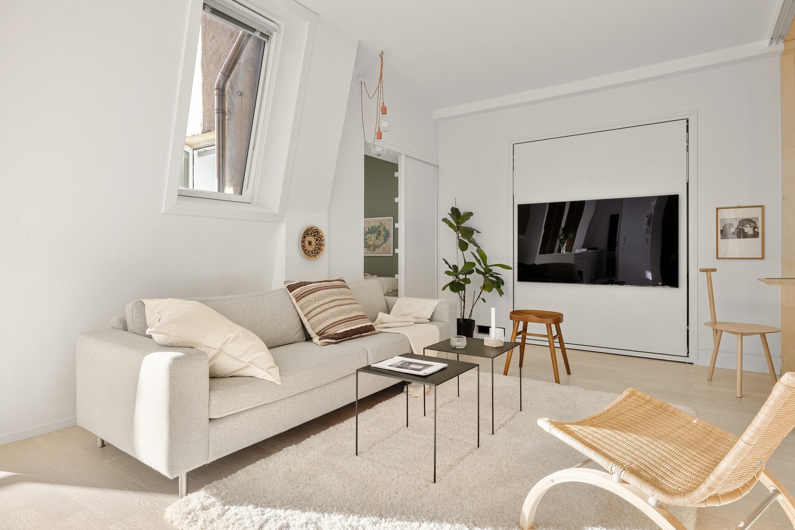 Takhøyden og lyset skaper en god atmosfære og romfølelse. Galleribilde