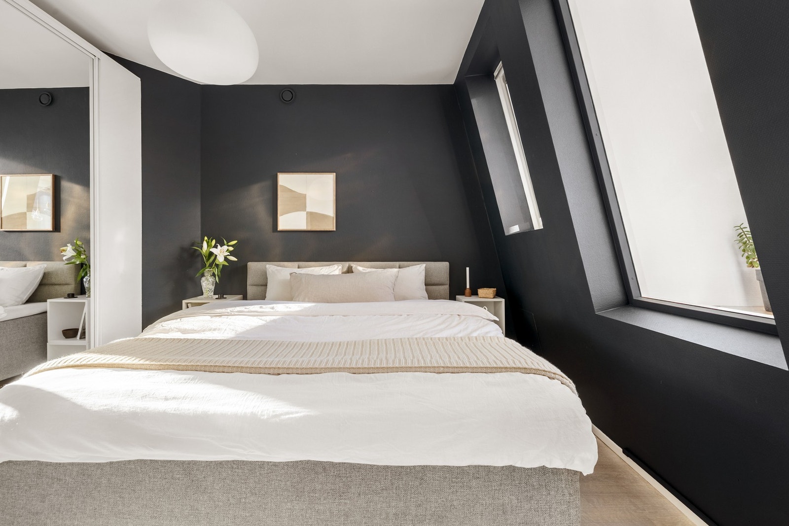 Hovedsoverommet er romslig med sine 10,4 kvm, og det er god plass til å innrede med både dobbeltseng og annet ønsket møblement. Galleribilde