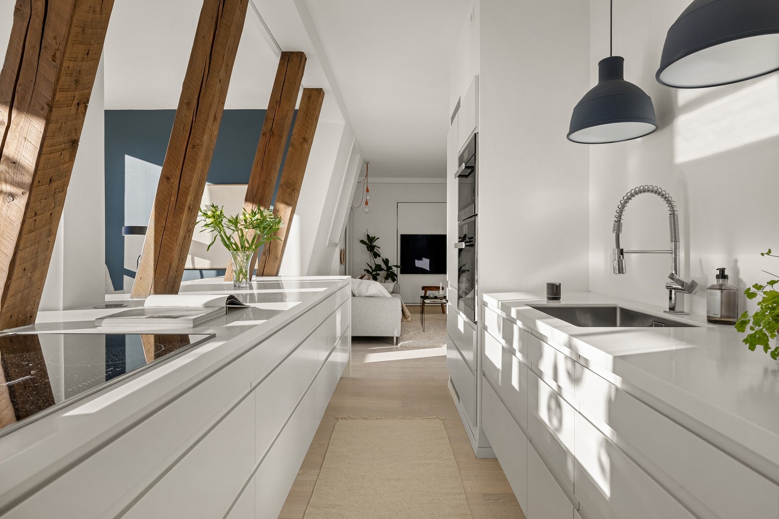 Det er god skap- og benkeplass og alt ligger til rette for å stelle i stand de herligste måltider. Galleribilde