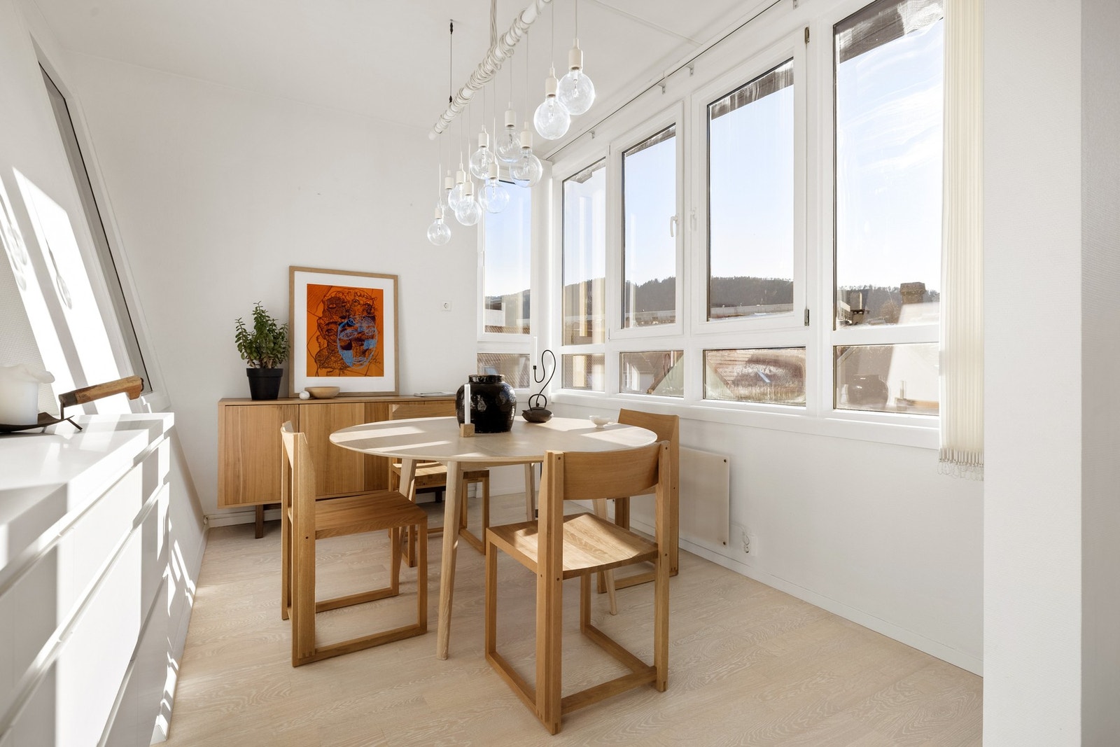 Det er også en flott egen sone for spisebordet med nydelig utsikt. Galleribilde