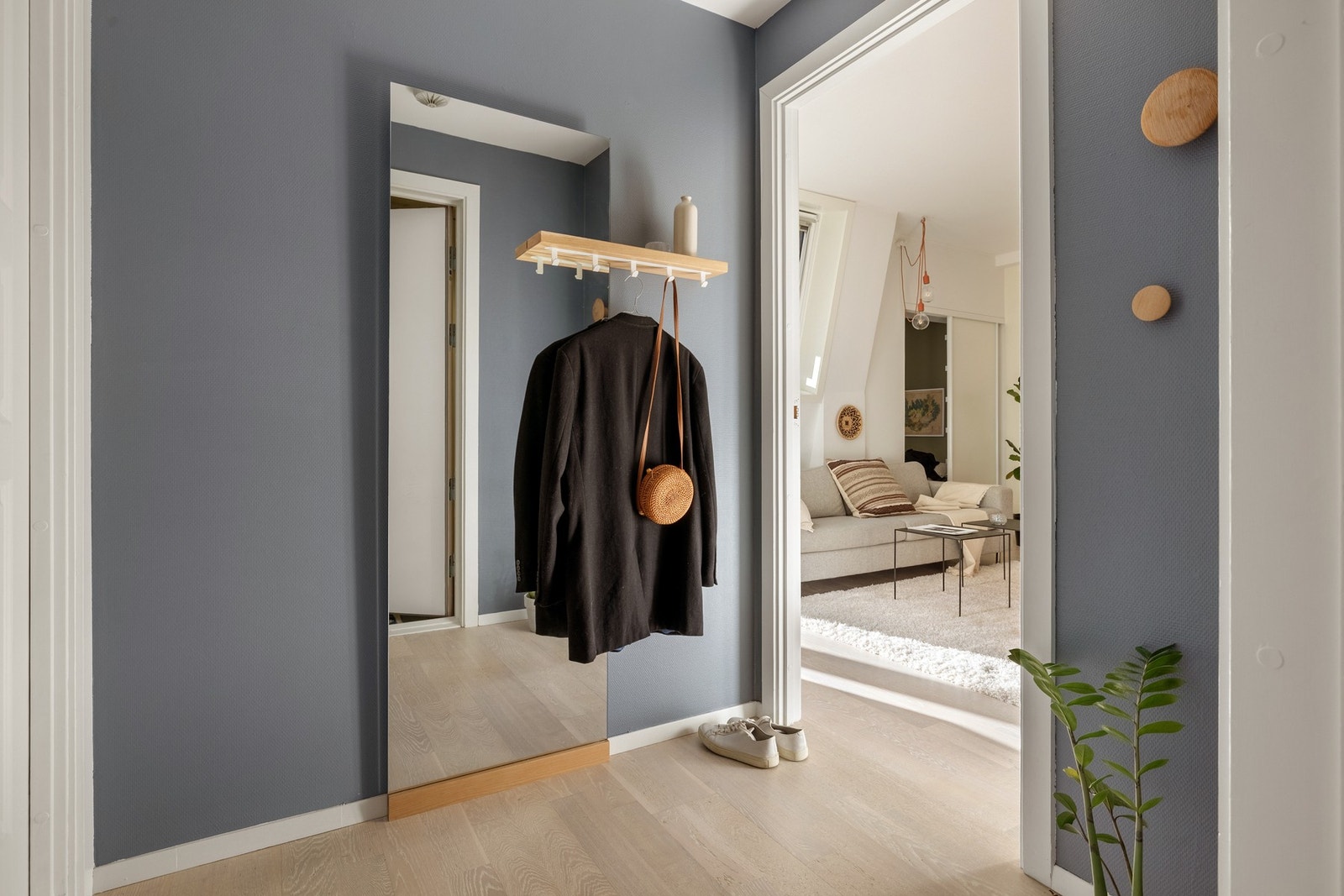 Entréen har et flott 2-stavs parkett gulv som er gjennomgående for leiligheten foruten bad. Galleribilde