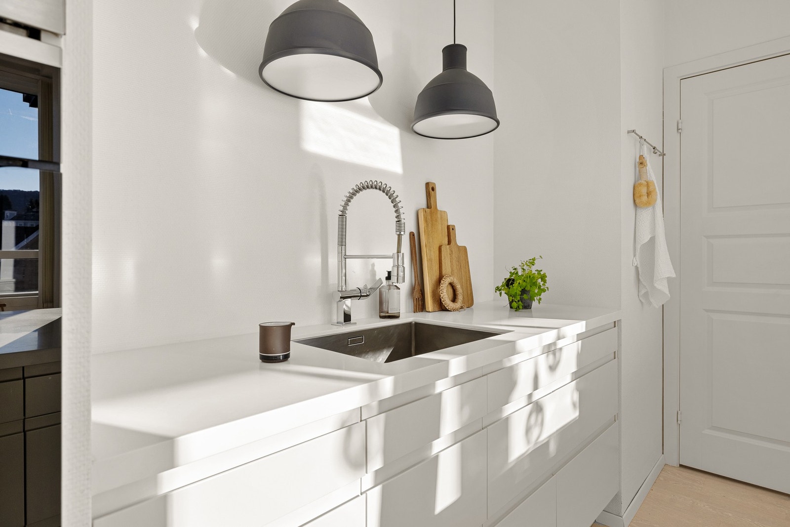 Av integrerte hvitevarer er det stekeovn, kjøleskap, dampovn, platetopp og vinskap fra Miele. Videre er det oppvaskmaskin og ventilator. Galleribilde