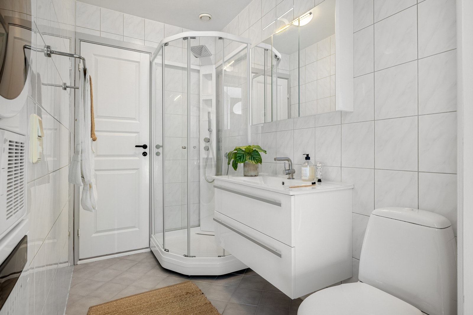 Baderommet har selvfølgelig varmekabler i gulv og er innredet med dusjkabinett, opplegg for vaskemaskin, toalett og baderomsinnredning. Galleribilde