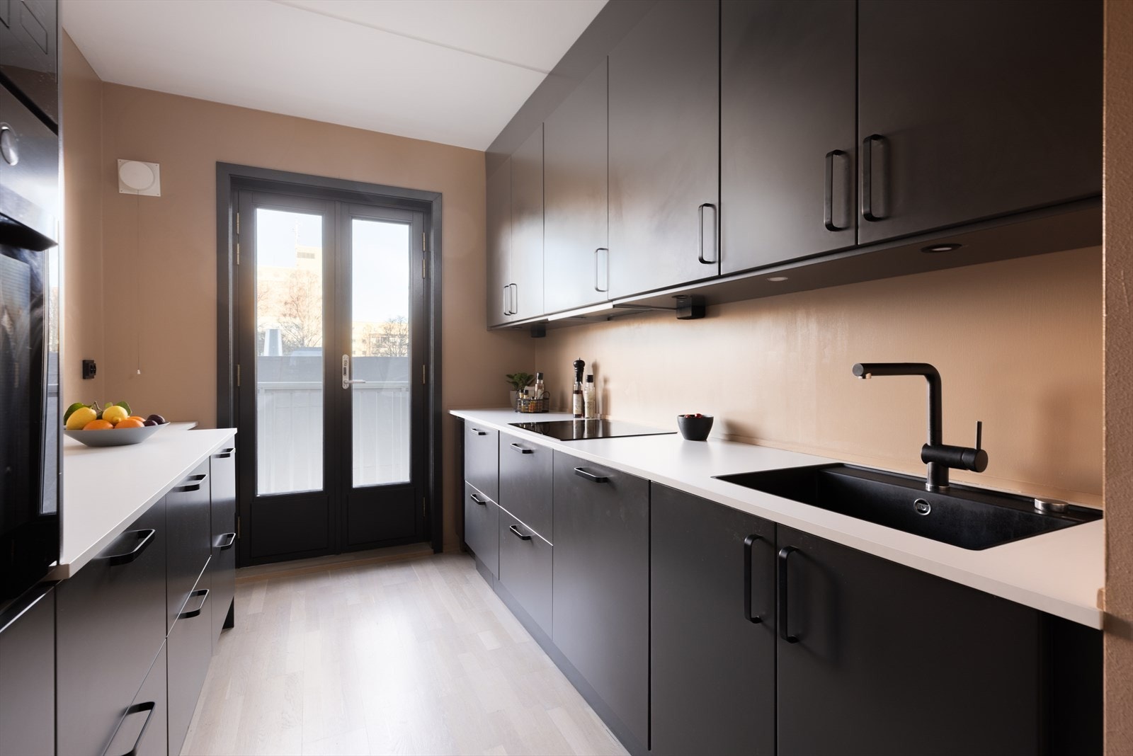 Kjøkkenet er funksjonelt og godt utstyrt, med moderne løsninger som gjør matlagingen både praktisk og hyggelig. Galleribilde