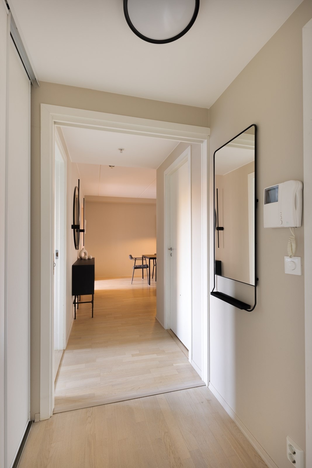 Entréen har parkett på gulv og malte flater på vegger og himling som er gjennomgående for hele leiligheten. Galleribilde