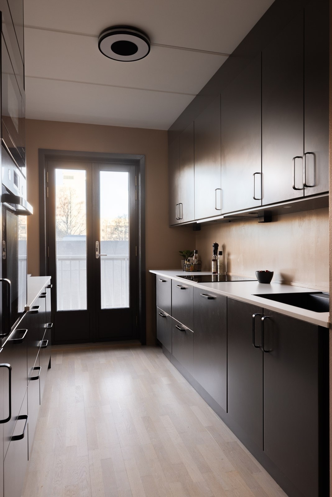 Det er et fullt utstyrt kjøkken med mekanisk avtrekksvifte over stekesonen, og opplegg for oppvaskmaskin. Galleribilde