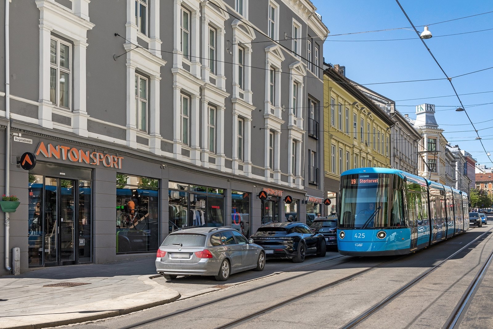 Fra leiligheten er det kort vei til en rekke kollektivtilbud. Galleribilde