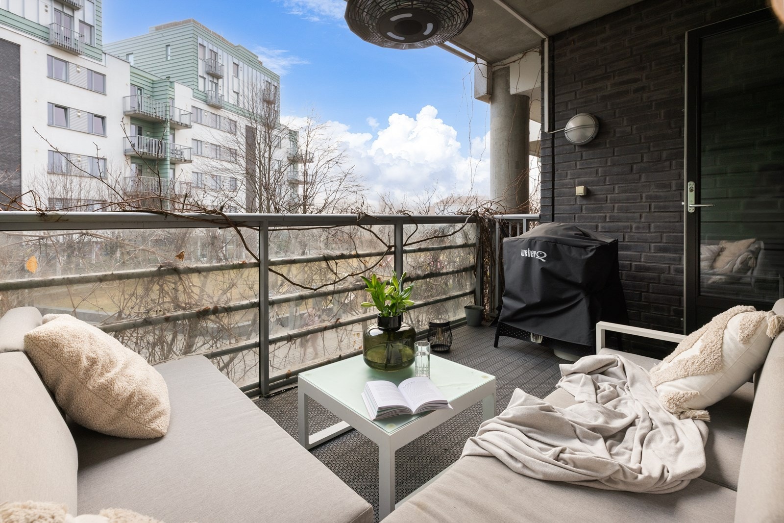 Fra stuen er det direkte utgang til en sydvestvendt balkong på 9 kvm. Galleribilde