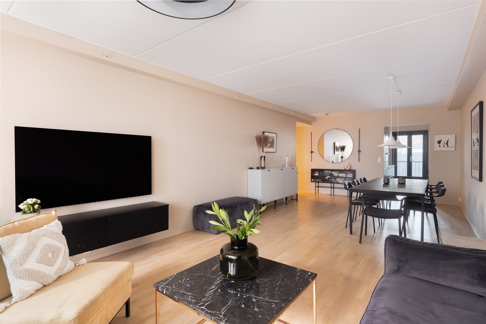 Den gode takhøyden og de store vinduene gir rikelig med naturlig lys, som sammen med den åpne romfølelsen gir stuen en luftig og behagelig atmosfære. Galleribilde